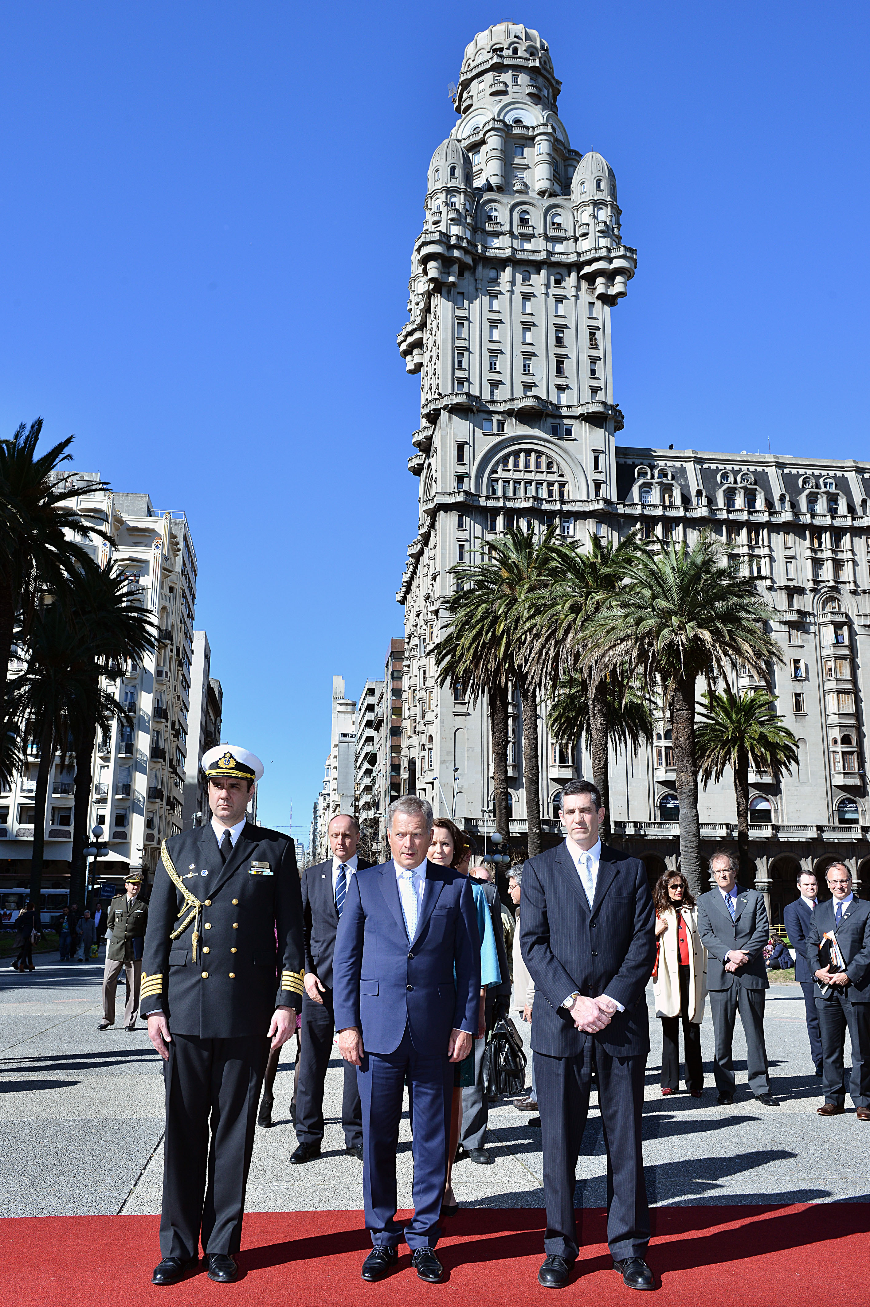Colocación de ofrenda floral por parte del presidente de Finlandia