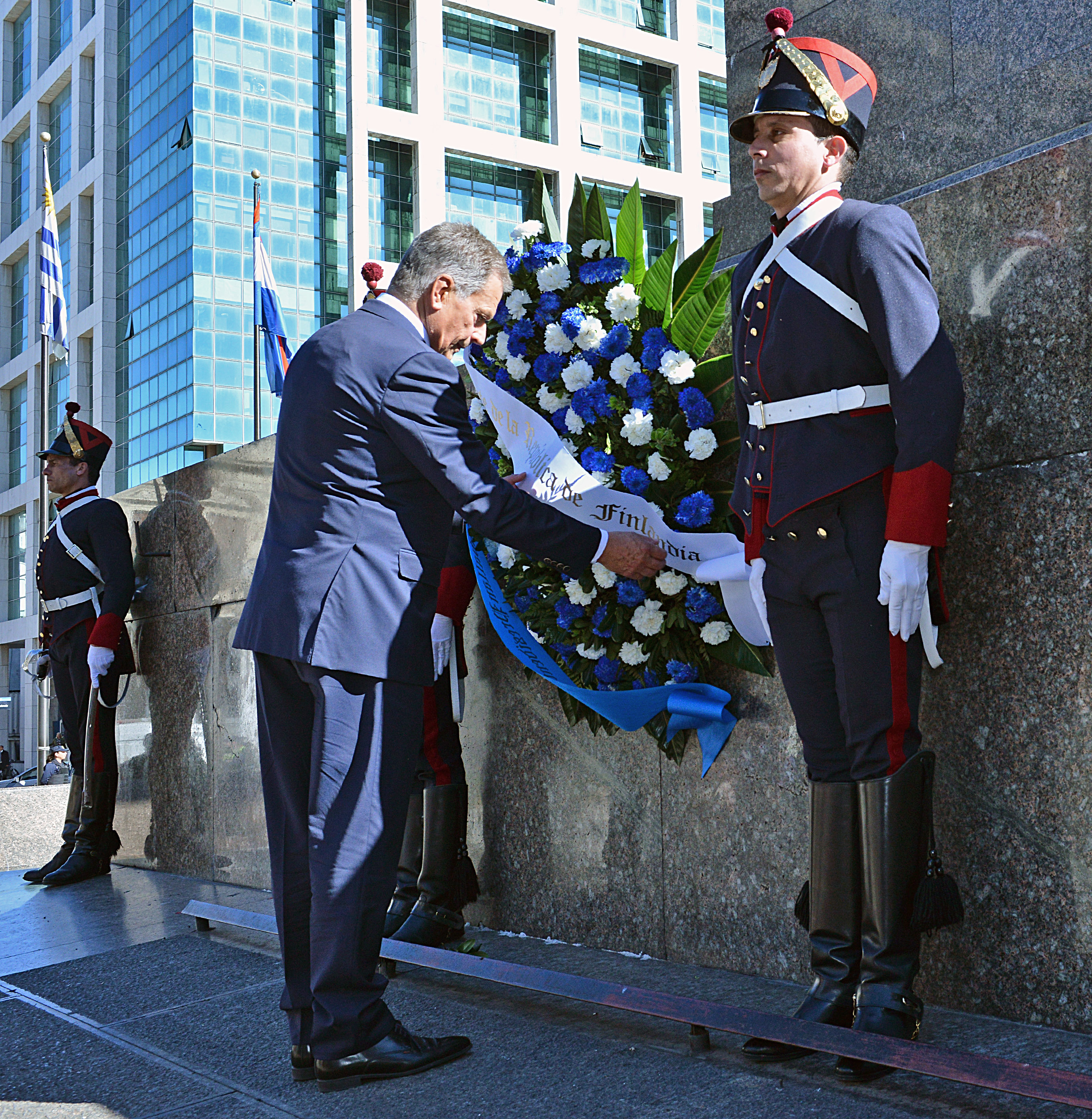 Colocación de ofrenda floral por parte del presidente de Finlandia