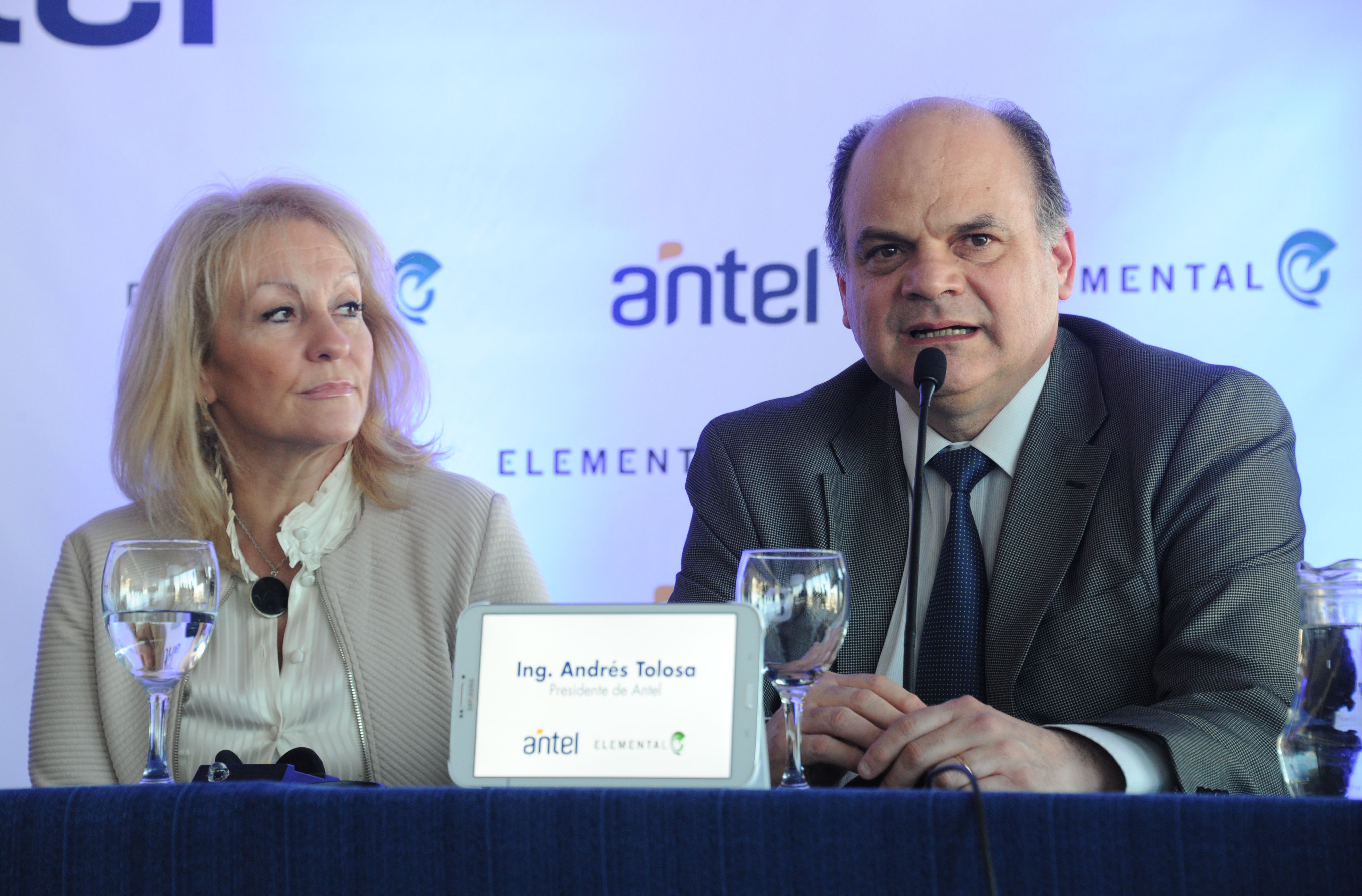 Presidente de ANTEL, Andrés Tolosa junto a la ministra de Industria, Carolina Cosse