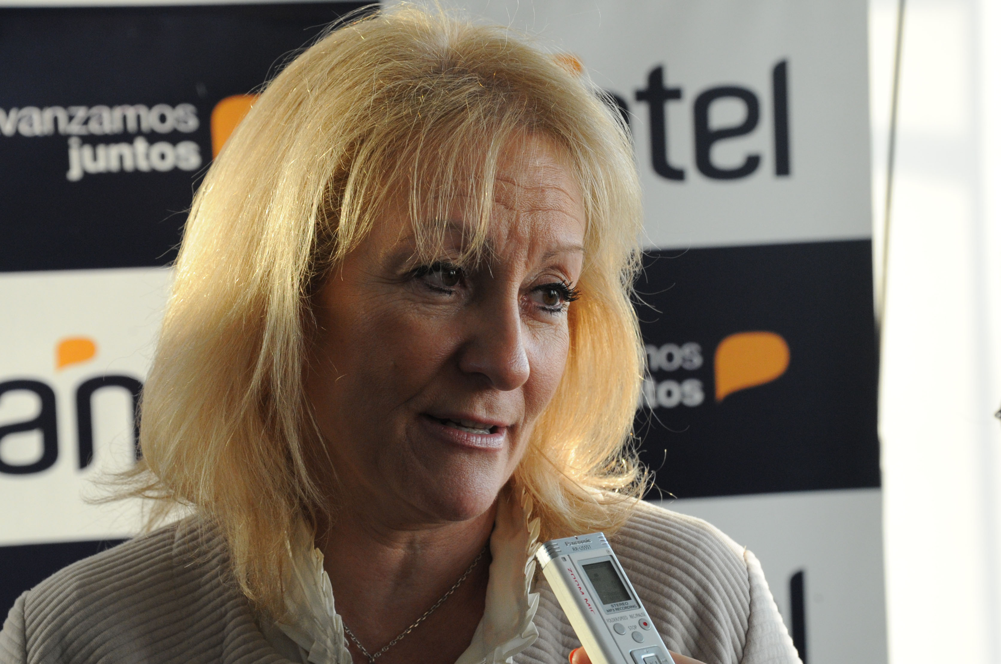 Ministra de Industria, Carolina Cosse conversa con la Secretaría de Comunicación