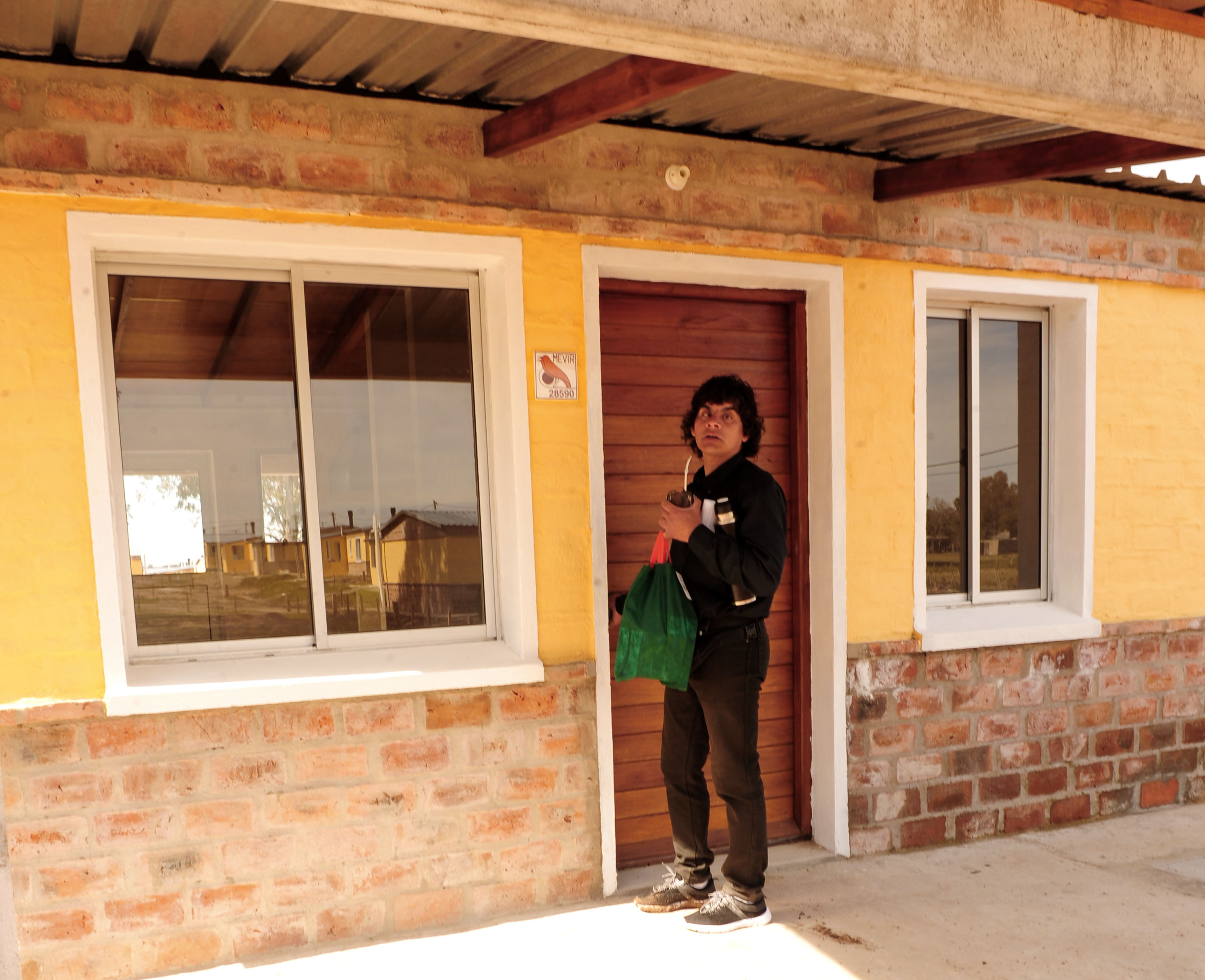 Nuevo adjudicatario ingresando a su nueva casa