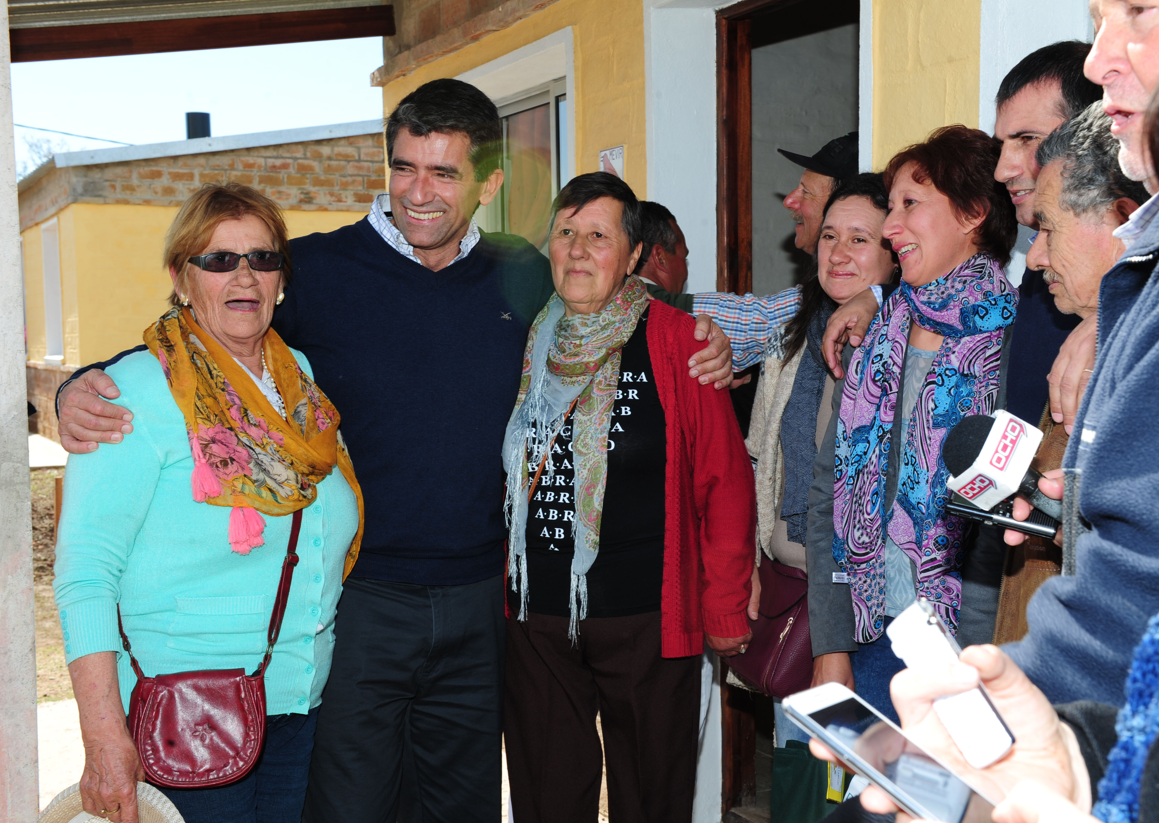 Vicepresidente Raúl Sendic con vecinas