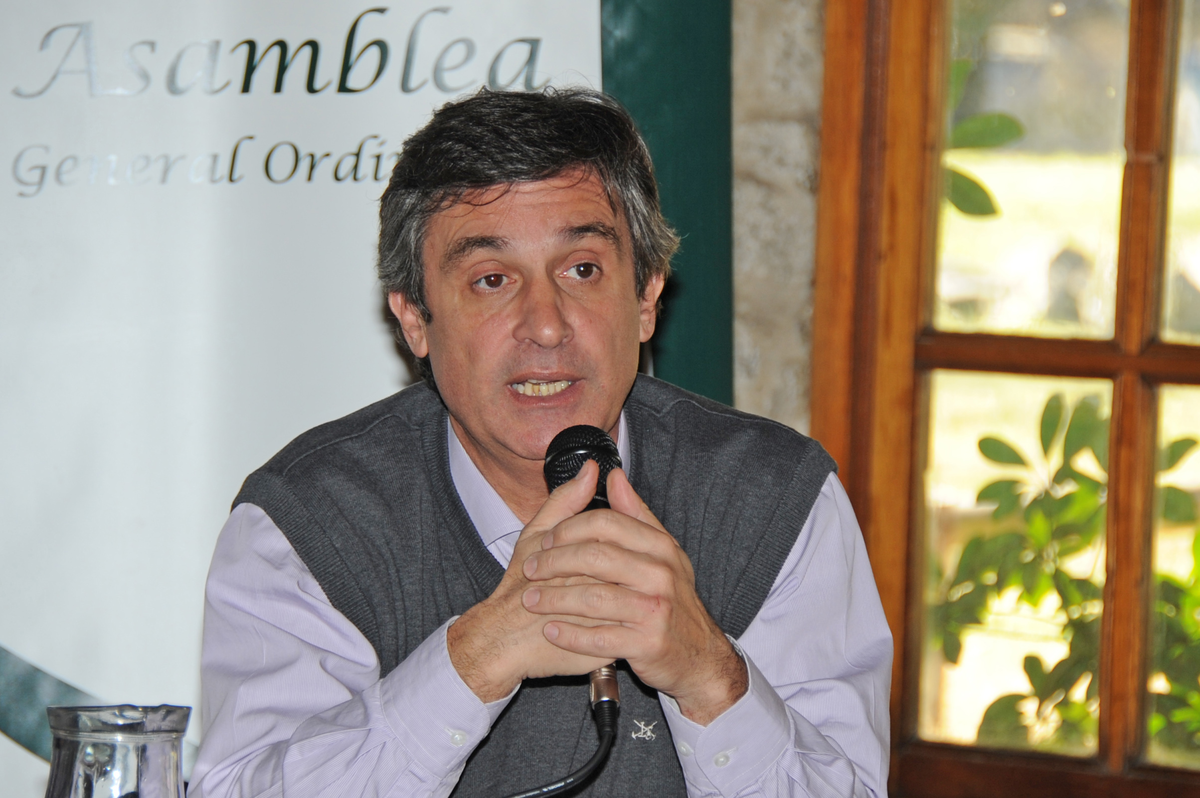 Director de la Oficina de Planeamiento y Presupuesto, Álvaro García, dirigiéndose a los presentes