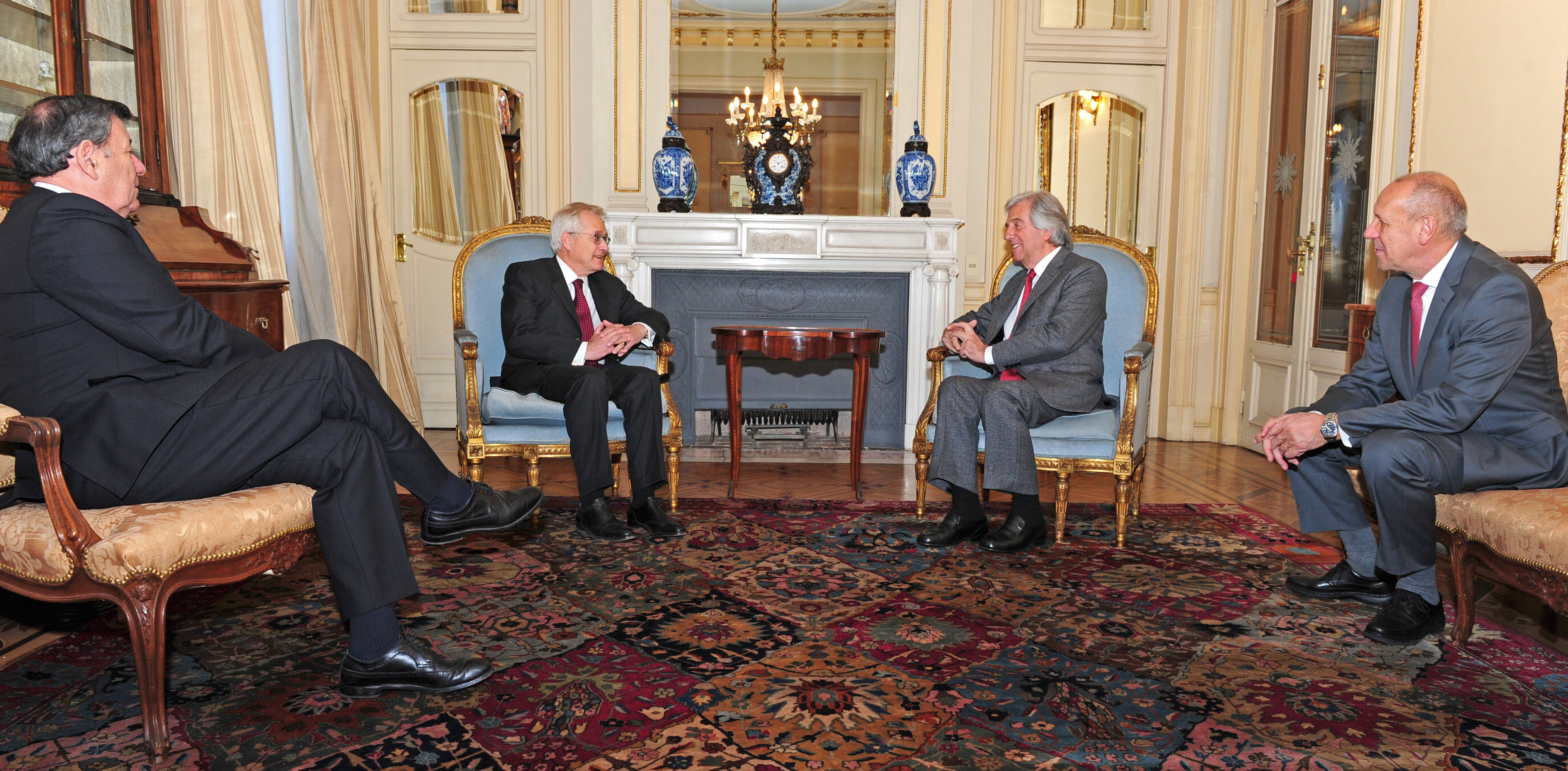 Vázquez e Ingo von VoB conversan acompañados del Canciller Rodolfo Nin Novoa y del secretario de la presidencia Miguel Ángel Toma