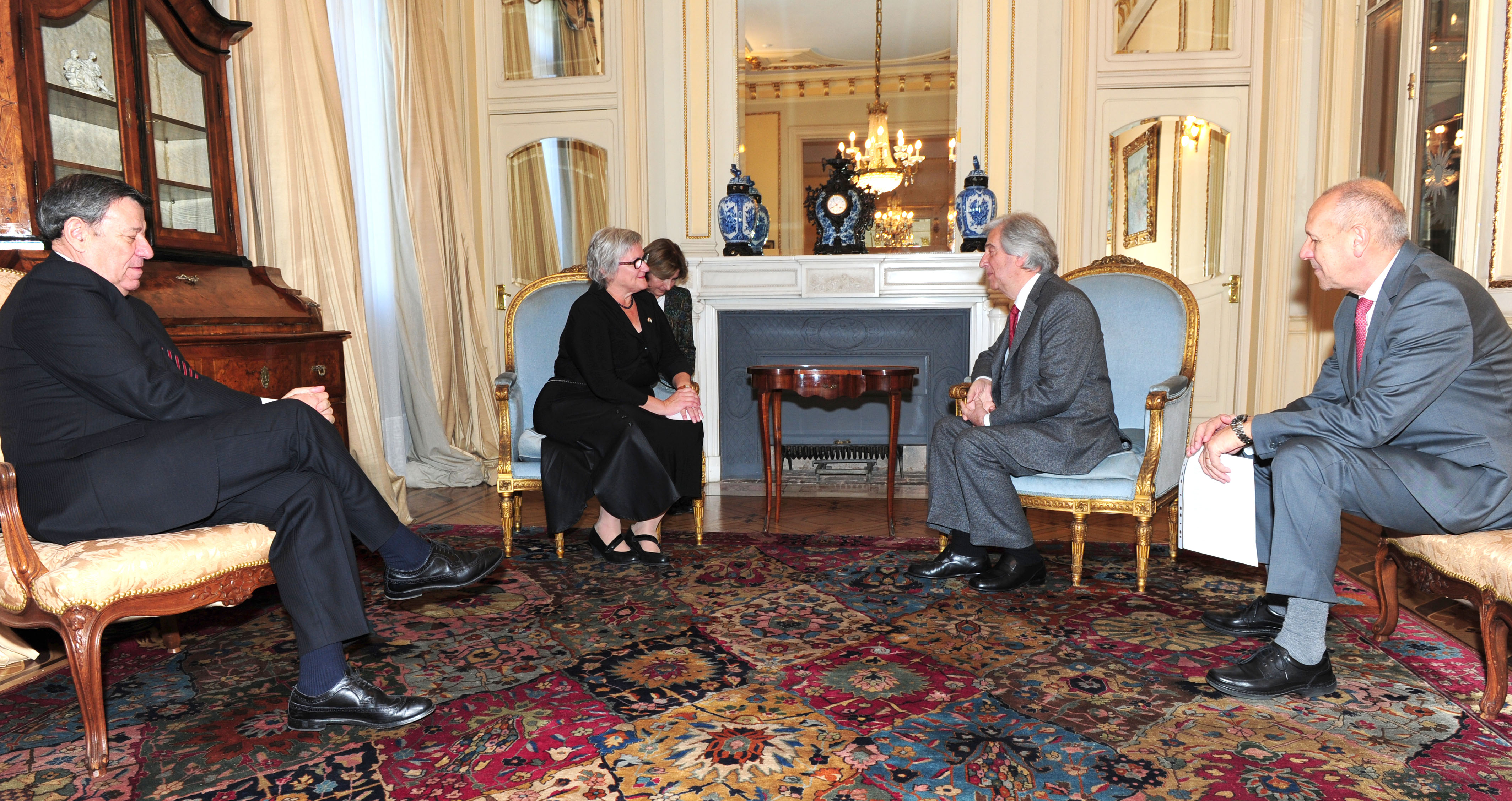 Vázquez e Joanne Frappier conversan acompañados del Canciller Rodolfo Nin Novoa y del secretario de la presidencia Miguel Ángel Toma