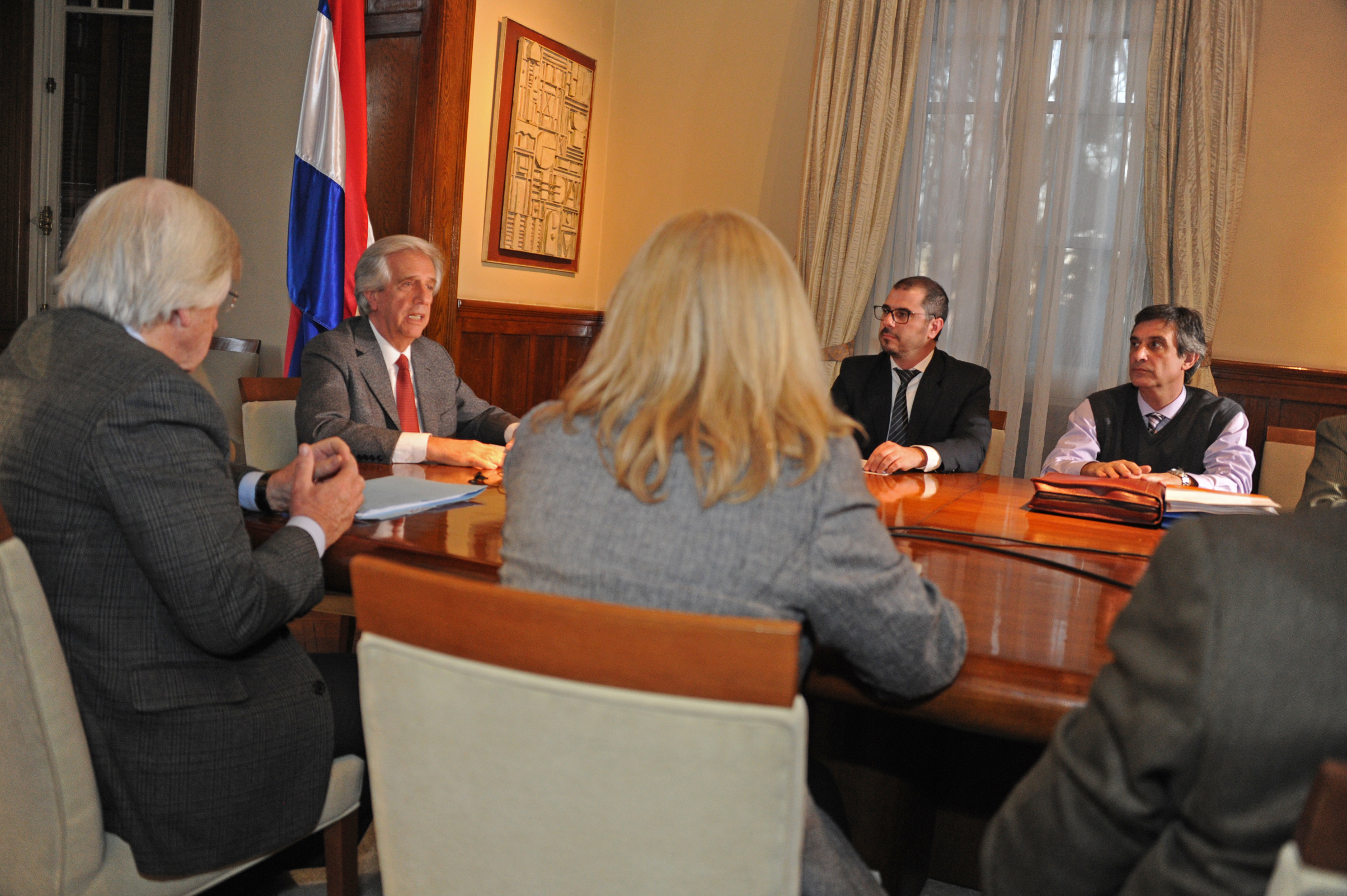 Presidente Tabaré Vázquez junto a ministros en conferencia de prensa