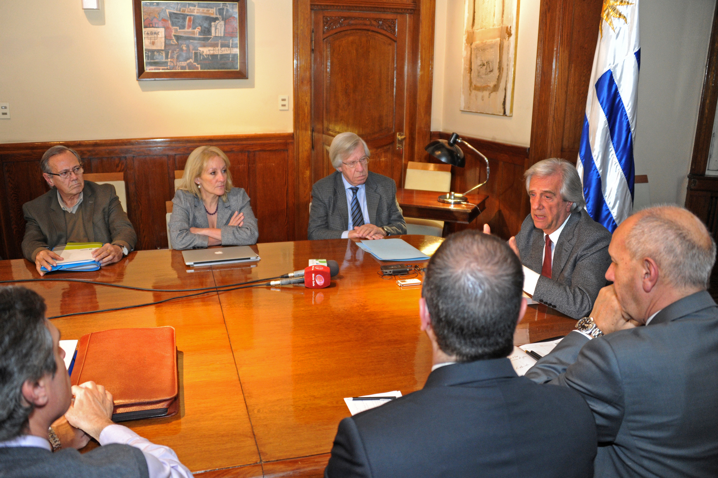 Presidente Tabaré Vázquez junto a ministros en conferencia de prensa