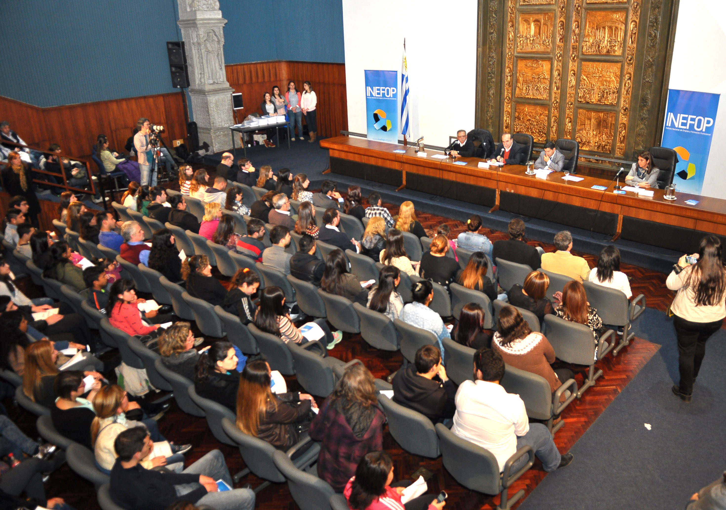 Entrega de certificados en el Salón Azul del Edificio sede de la Intendencia de Montevideo