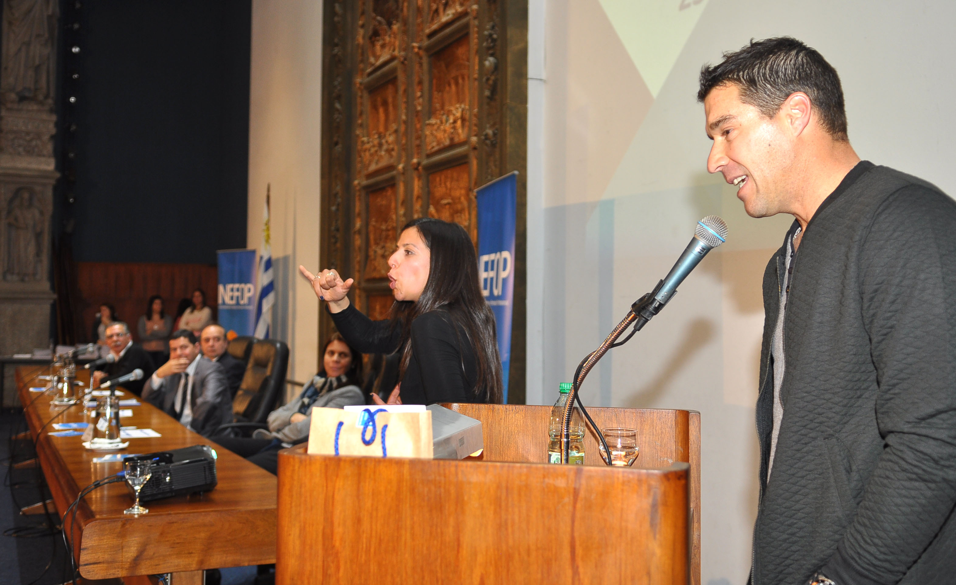 Andrés Scotti se dirige a los presentes