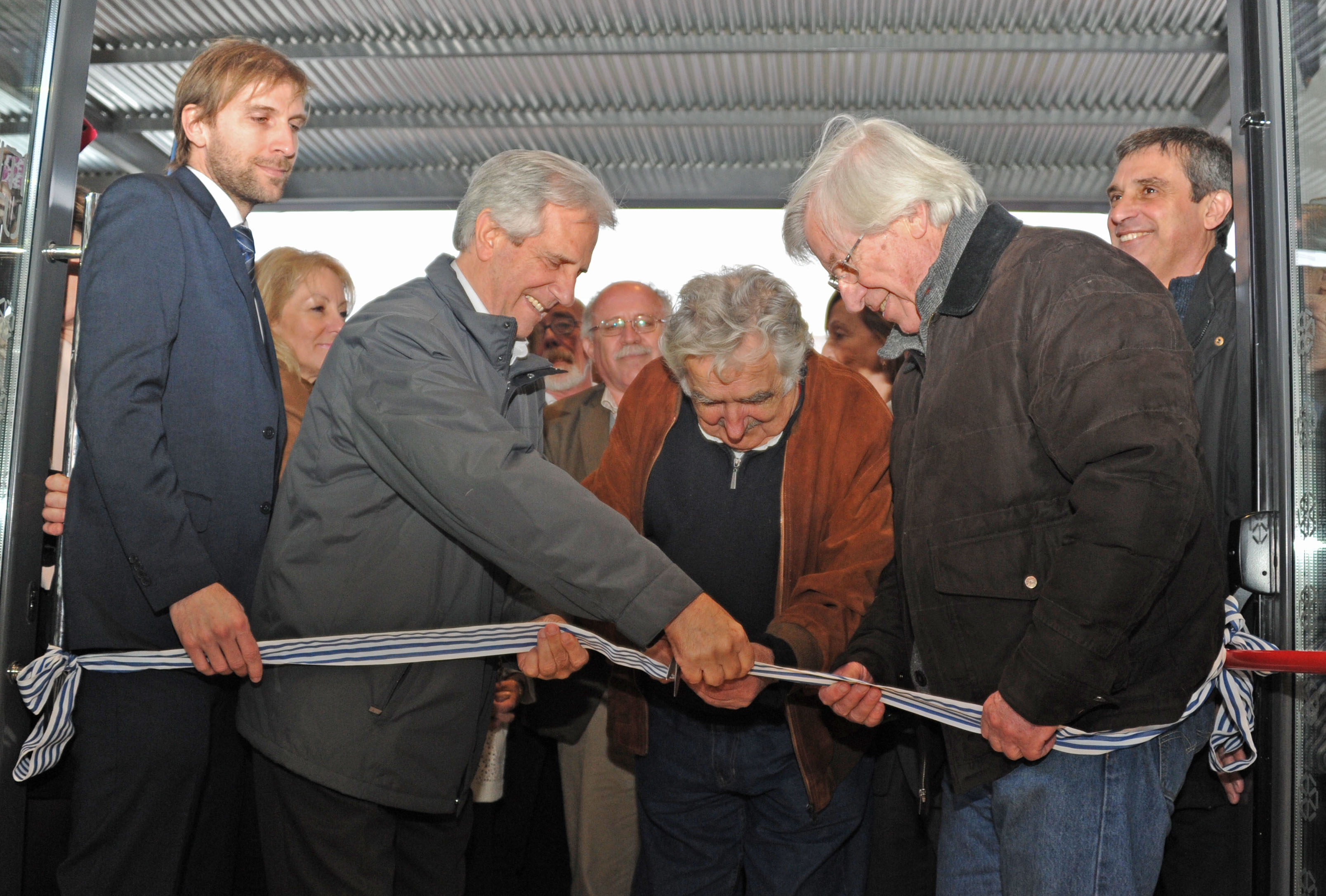 Vázquez, Mujica y Astori realizan el corte de cinta de inauguración