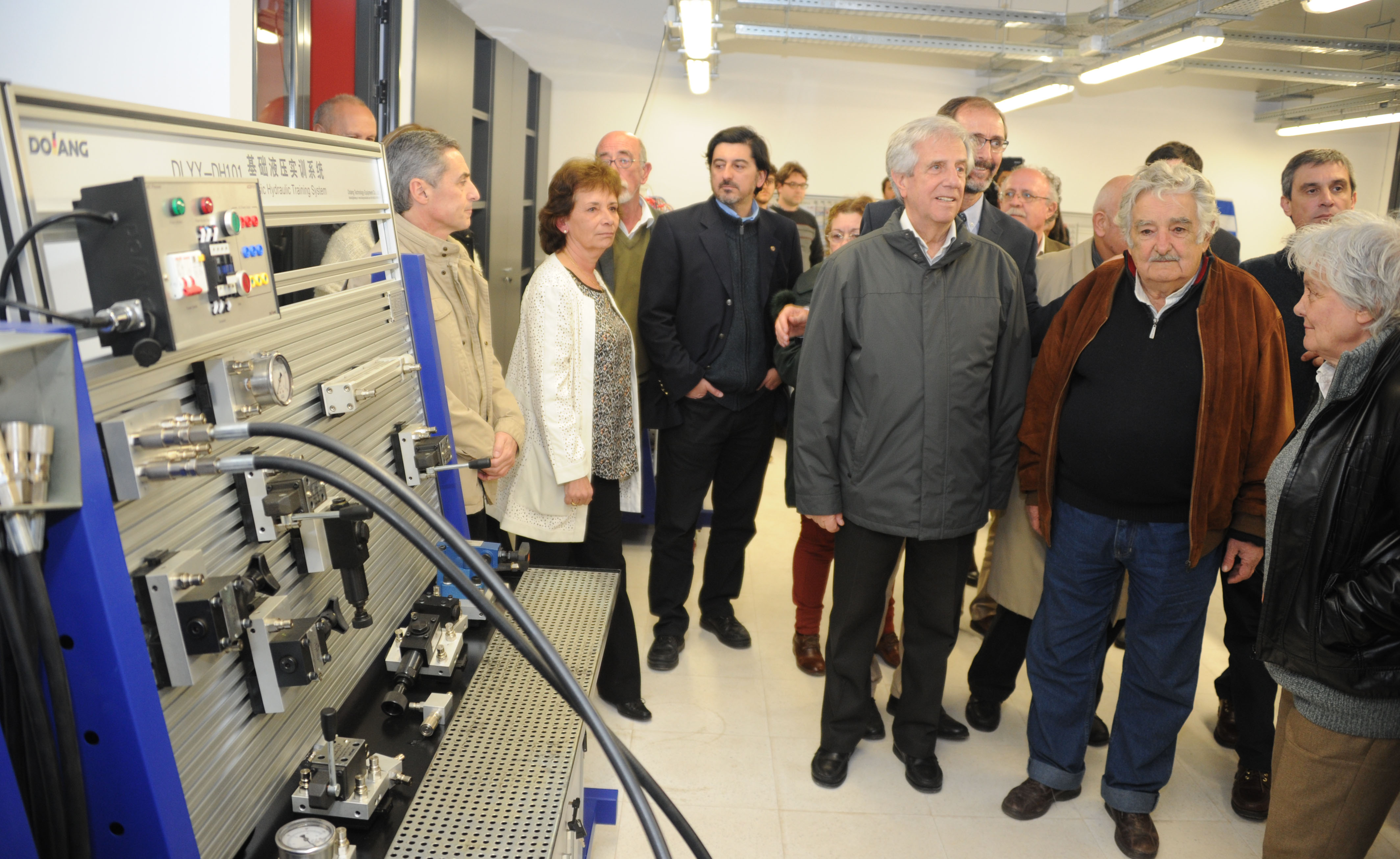 Vázquez recorre le UTEC junto a autoridades