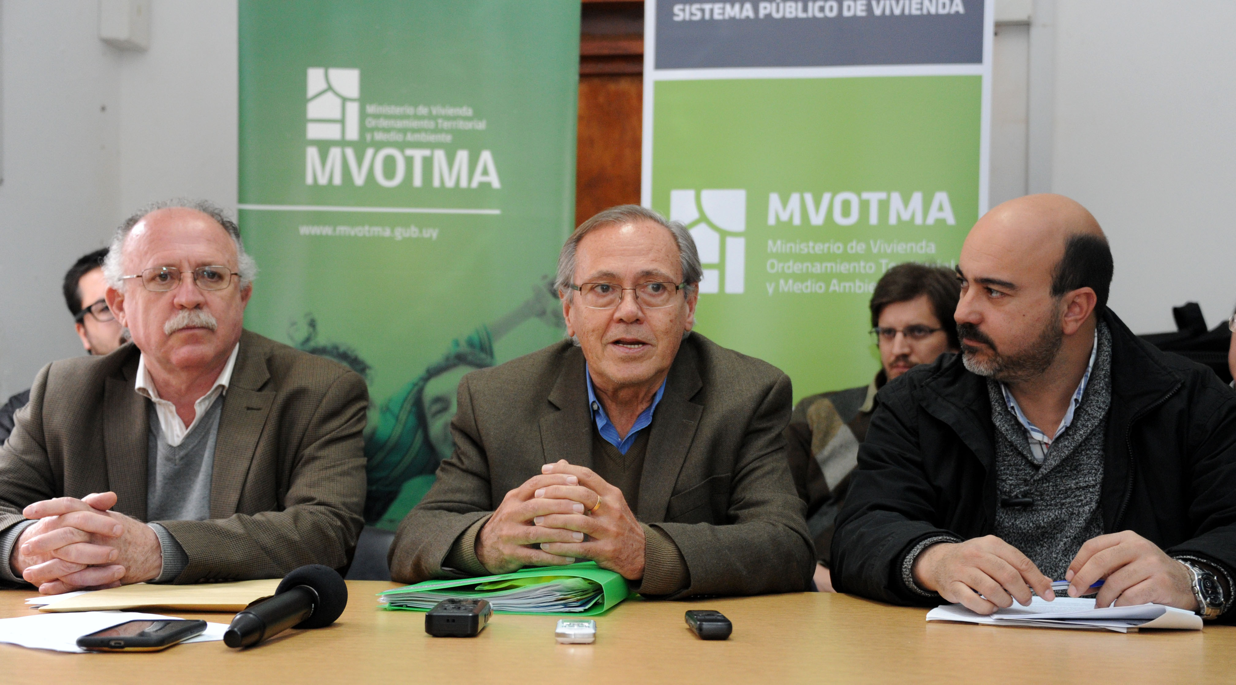 Intendente de Río Negro, Oscar Terzaghi, subsecretario de Vivienda, Jorge Rucks, y director nacional de Medio Ambiente, Alejandro Nario