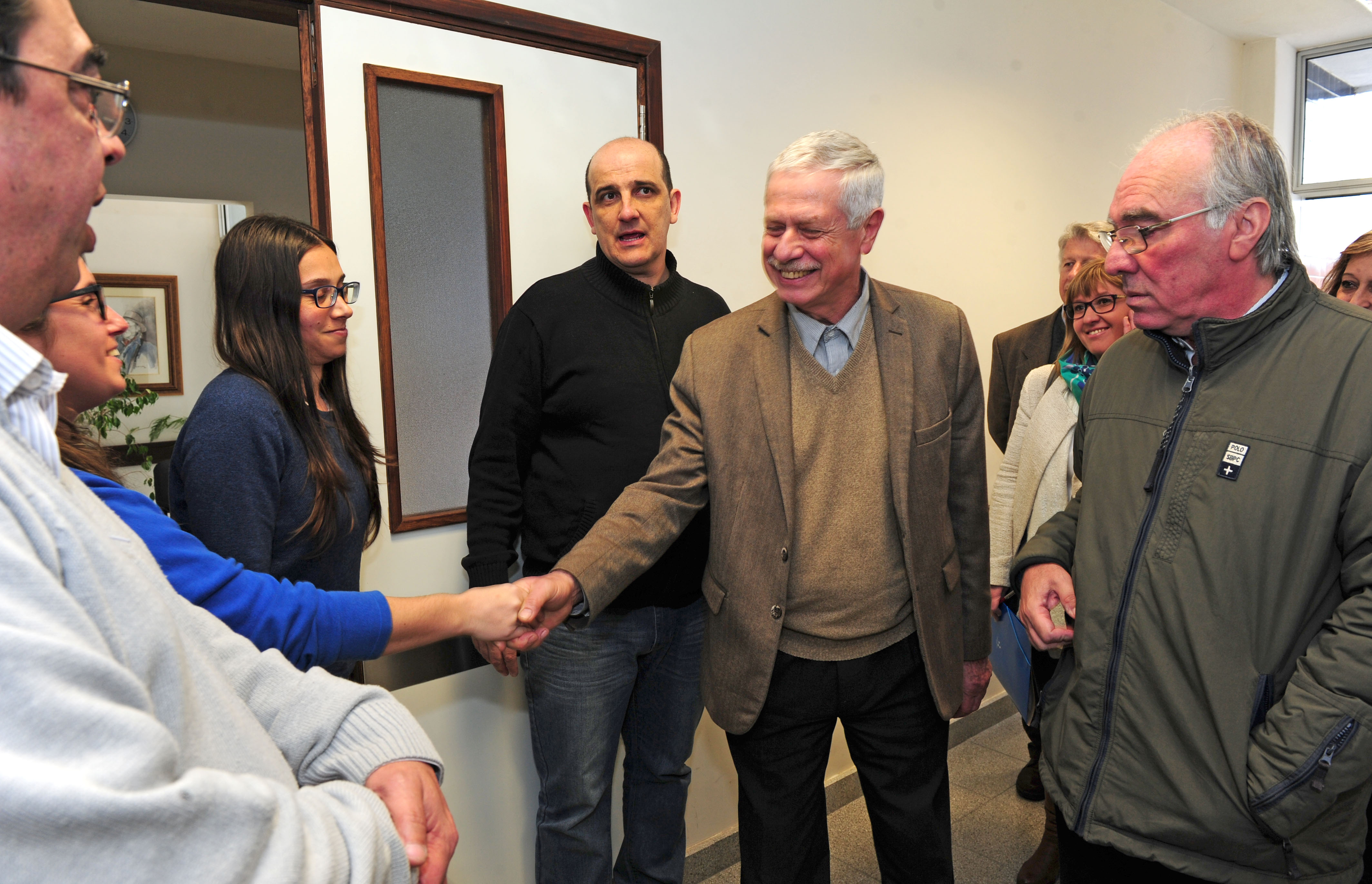 Basso conversa con funcionarios del Hospital de Fray Bentos