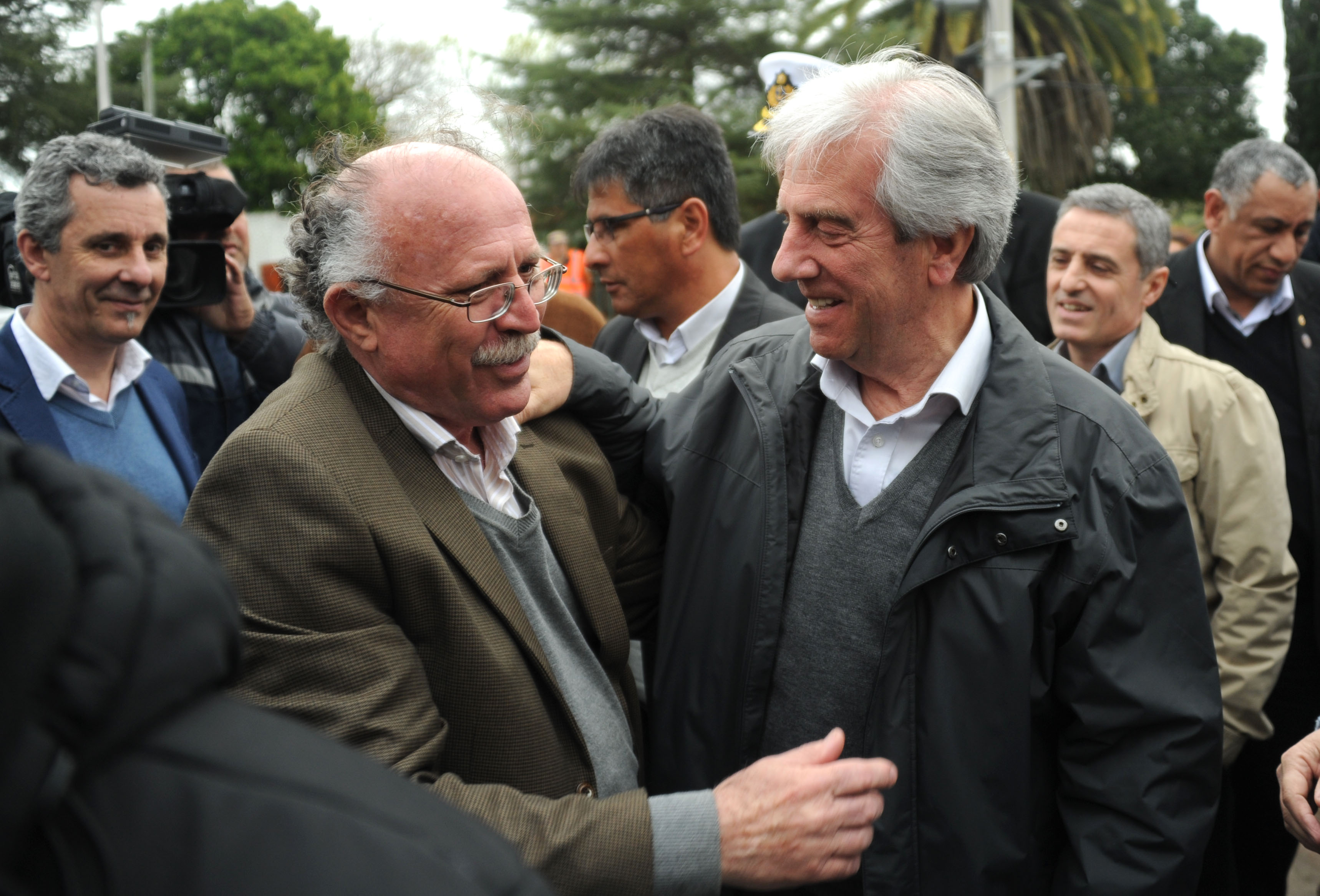Tabaré Vázquez es recibido por el intendente de Río Negro, Oscar Terzaghi