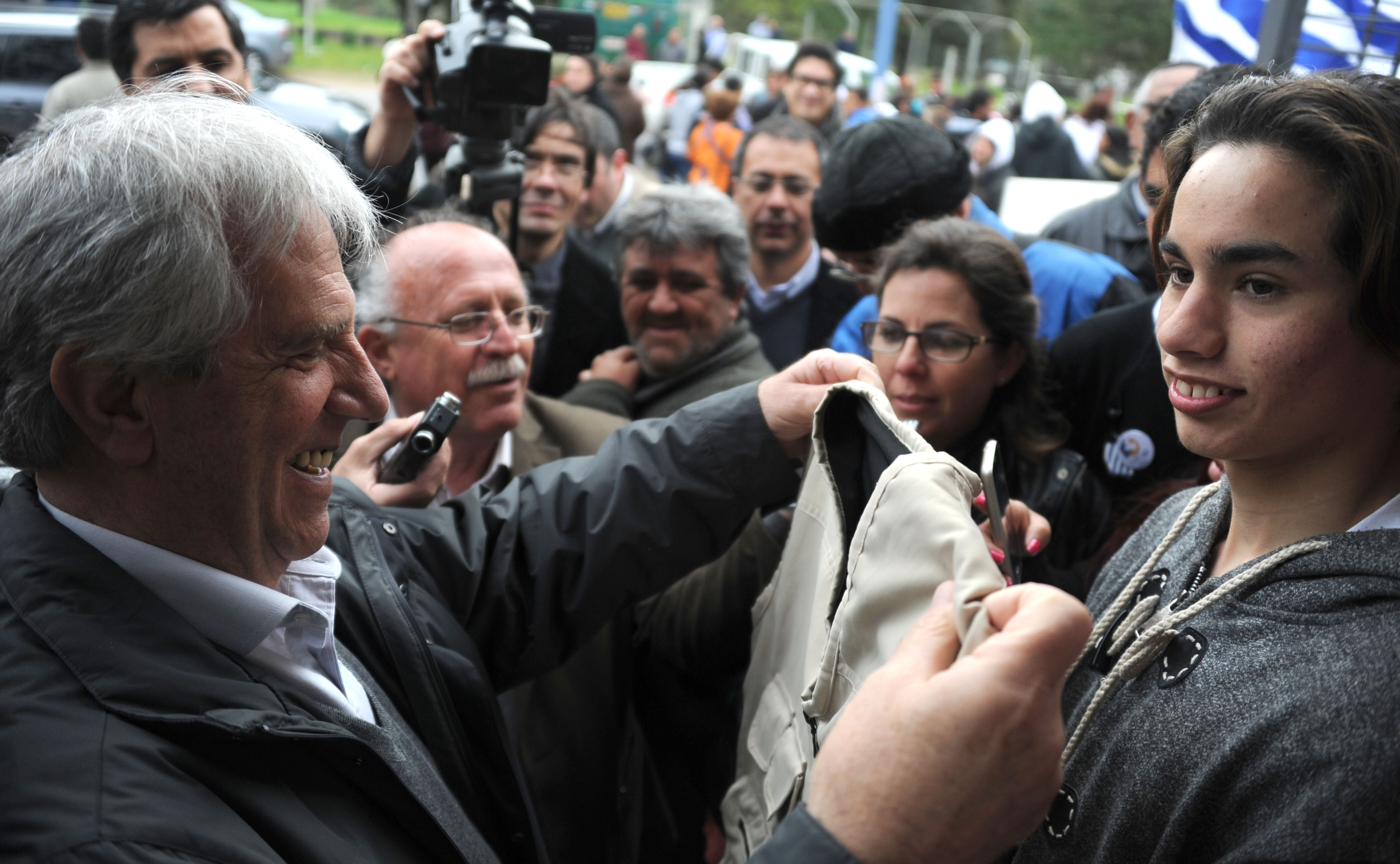 Tabaré Vázquez recibe un obsequio a la entrada a la escuela