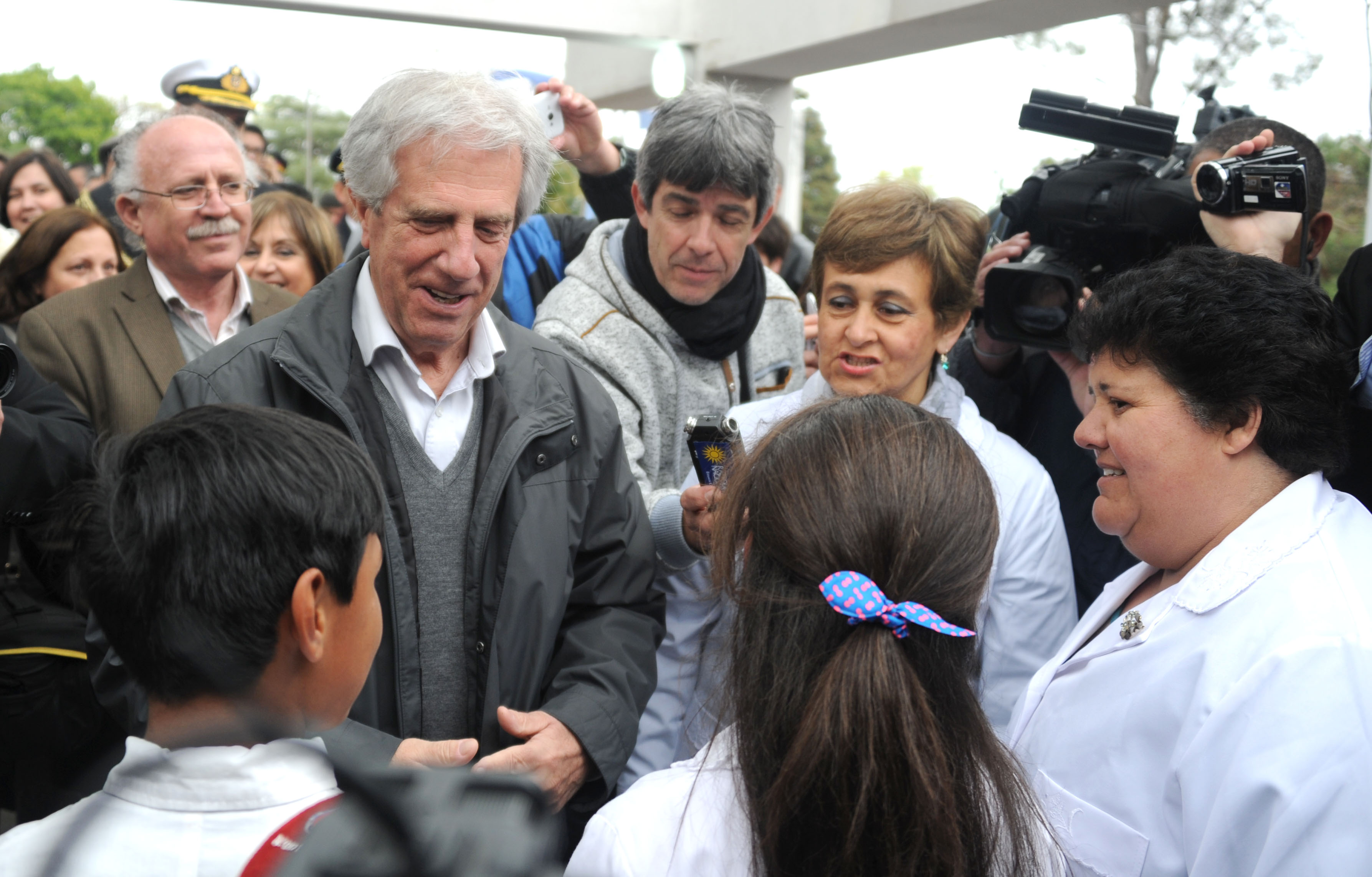 Vázquez intercambia unas palabras con escolares