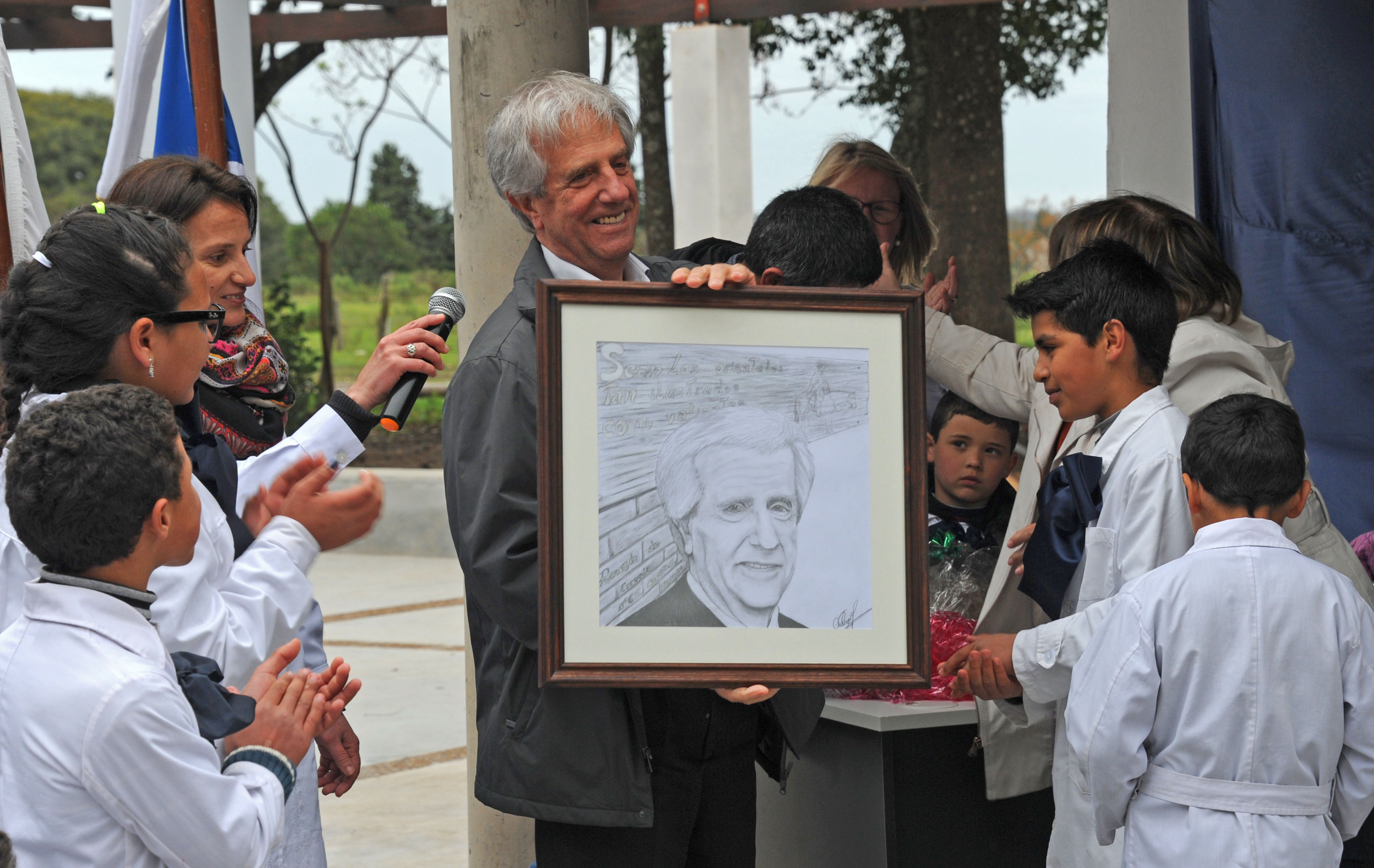 Vázquez recibe un retrato por parte de los escolares