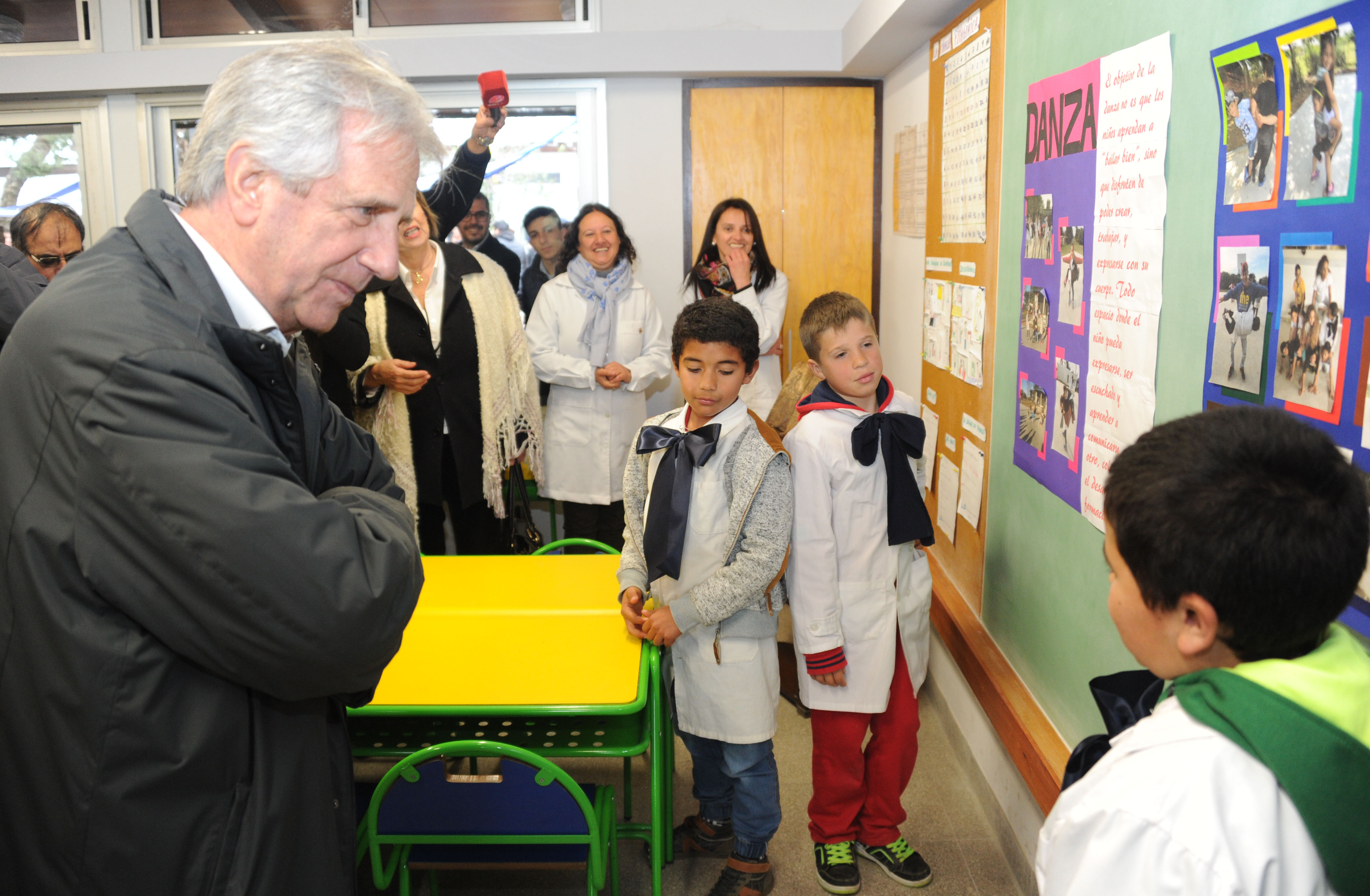 Vázquez intercambia unas palabras con escolares