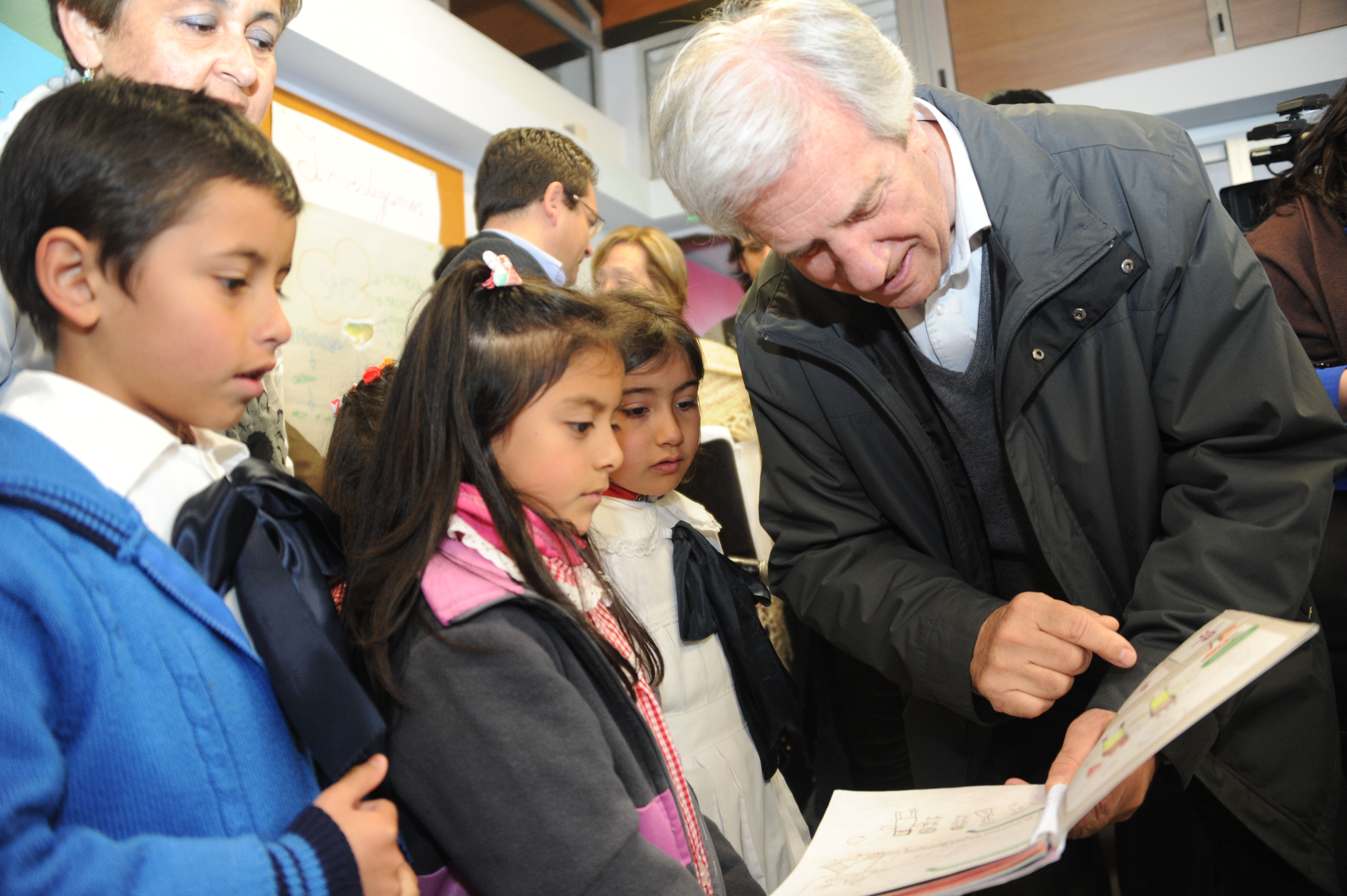 Vázquez intercambia unas palabras con escolares