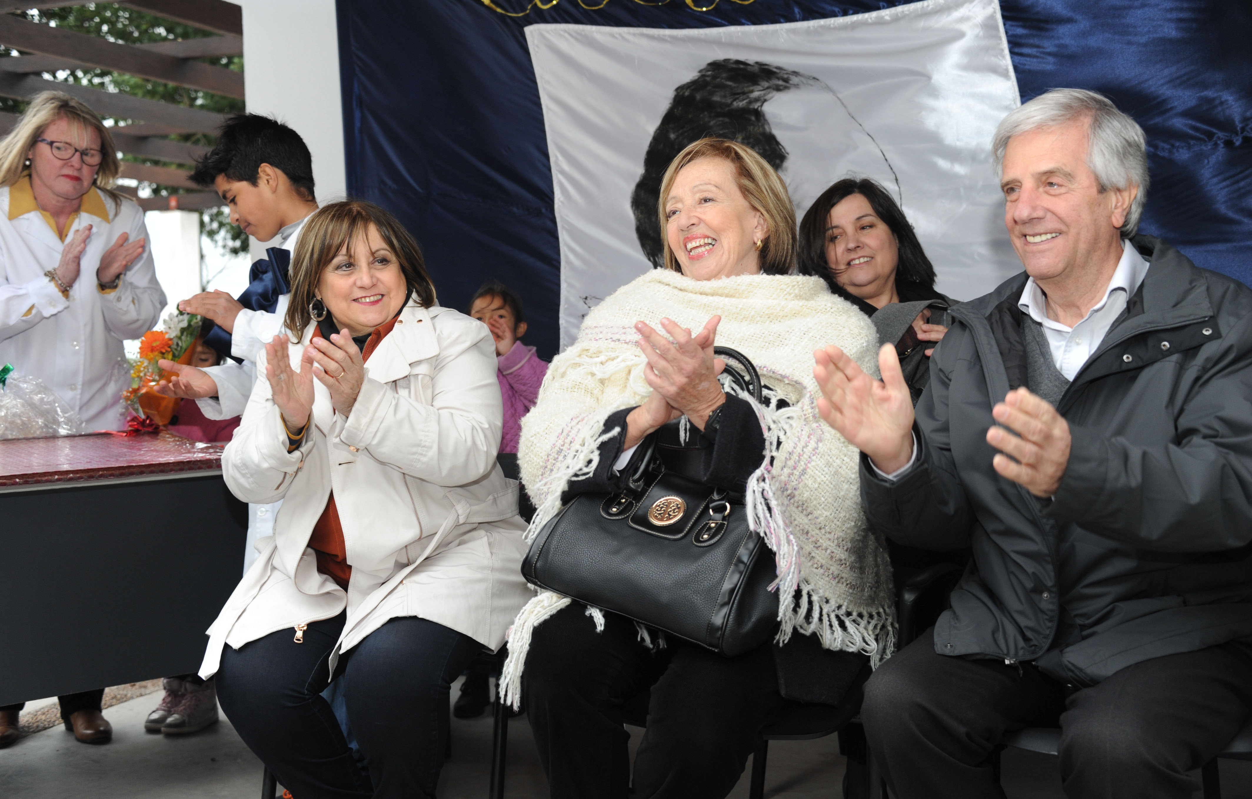 Irupé Buzzetti, María Julia Muñoz y Tabaré Vázquez aplauden la actuación del grupo musical de la escuela