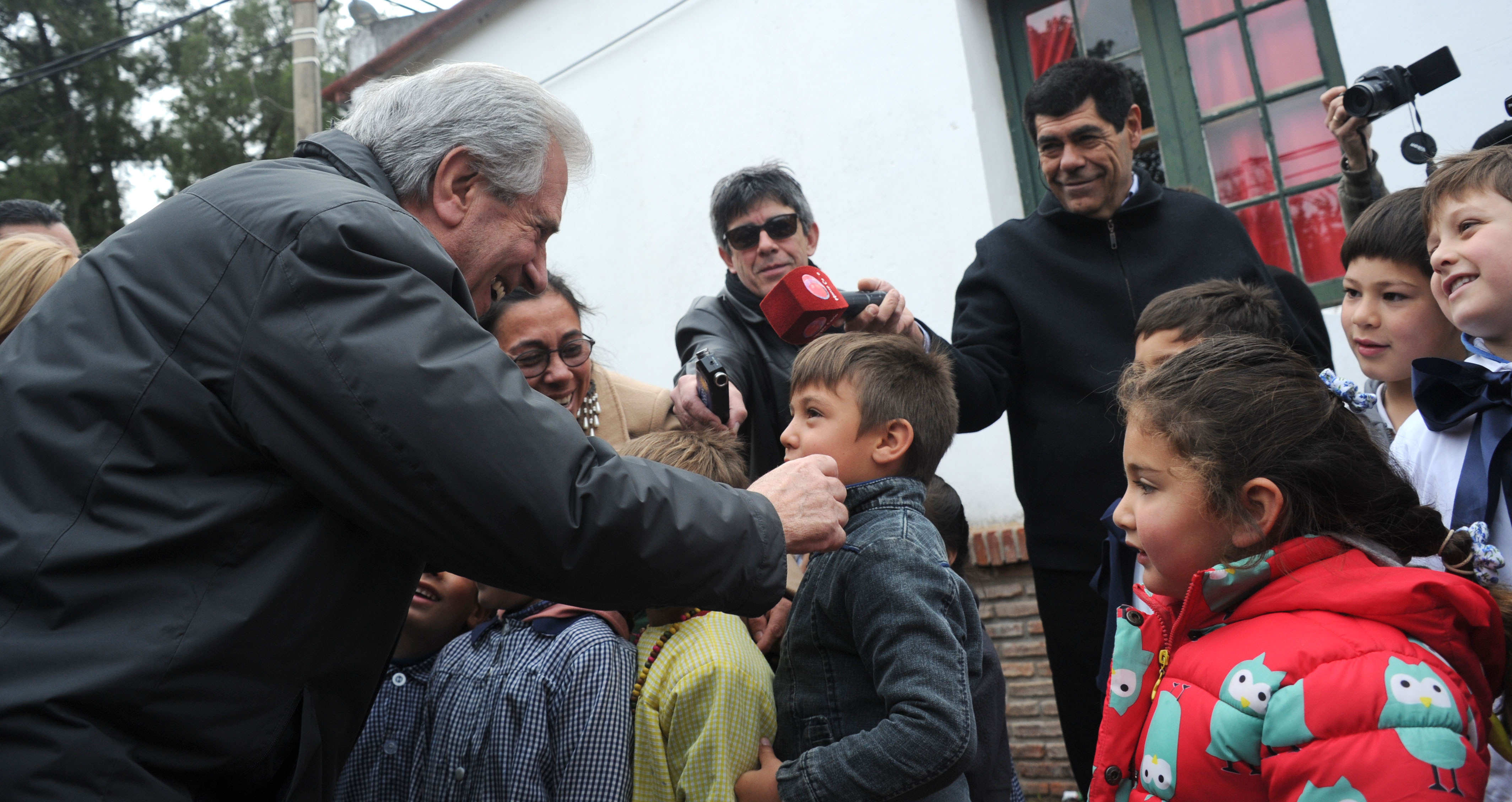 Vázquez saluda a un niño