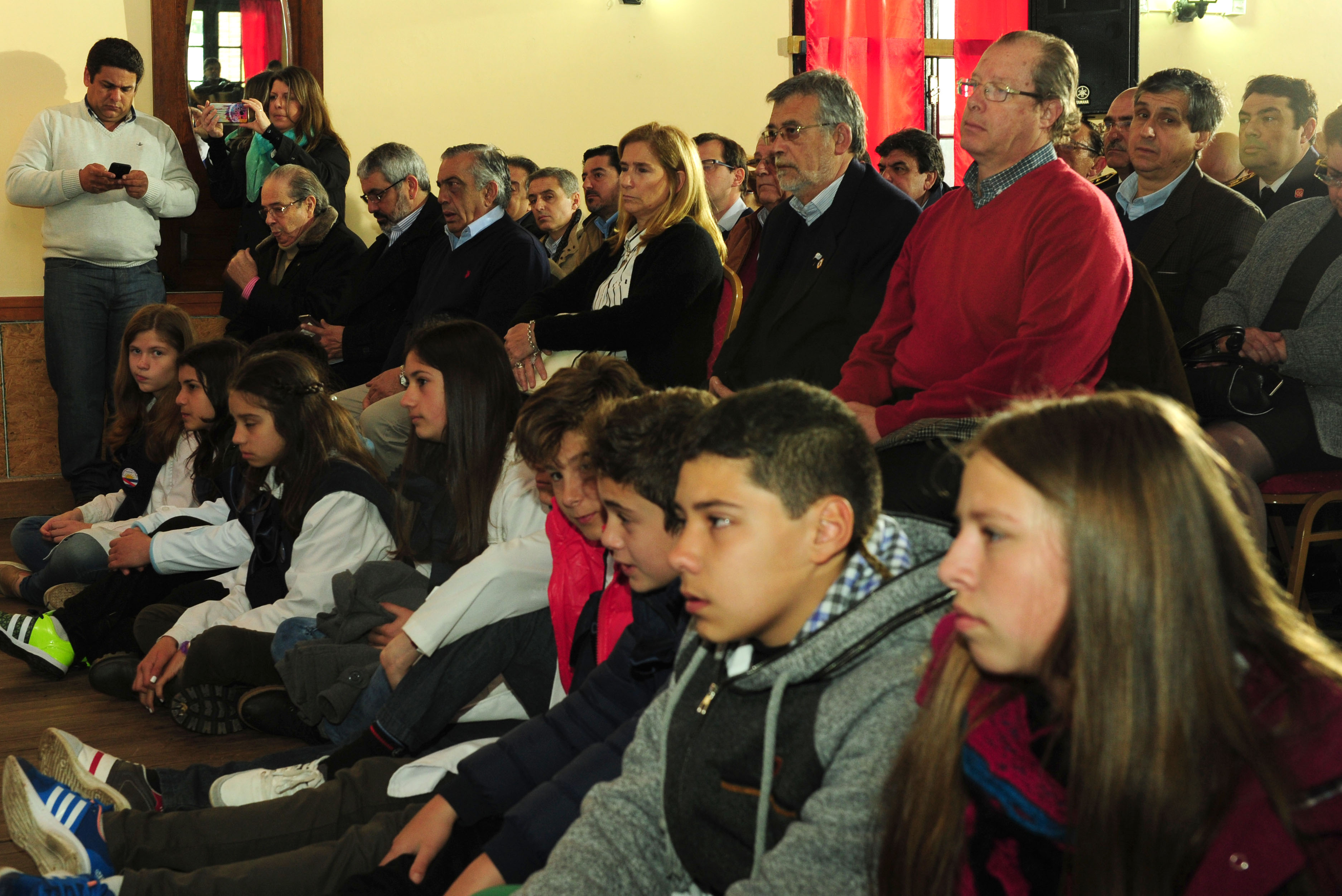 Escolares y autoridades