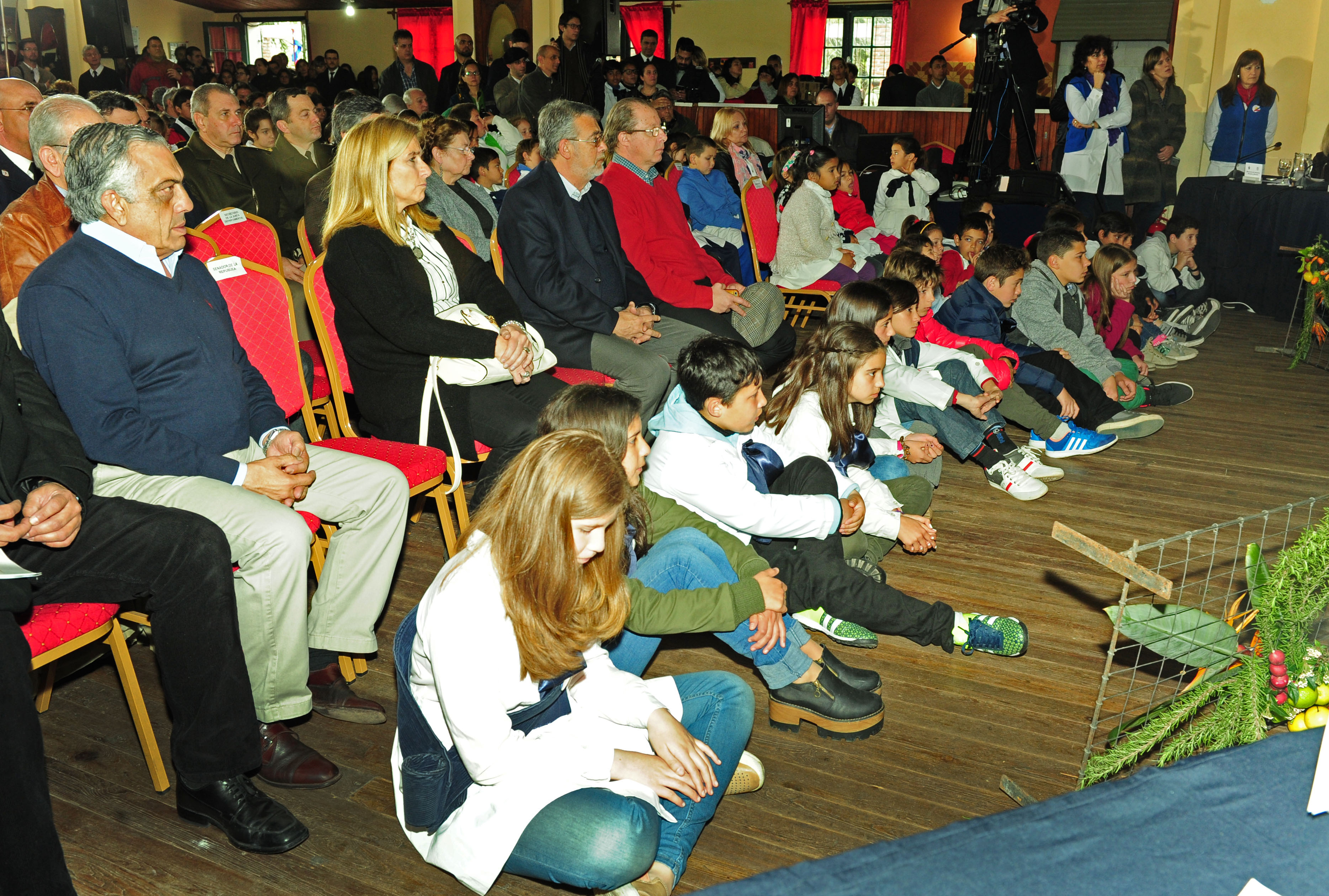 Escolares y autoridades