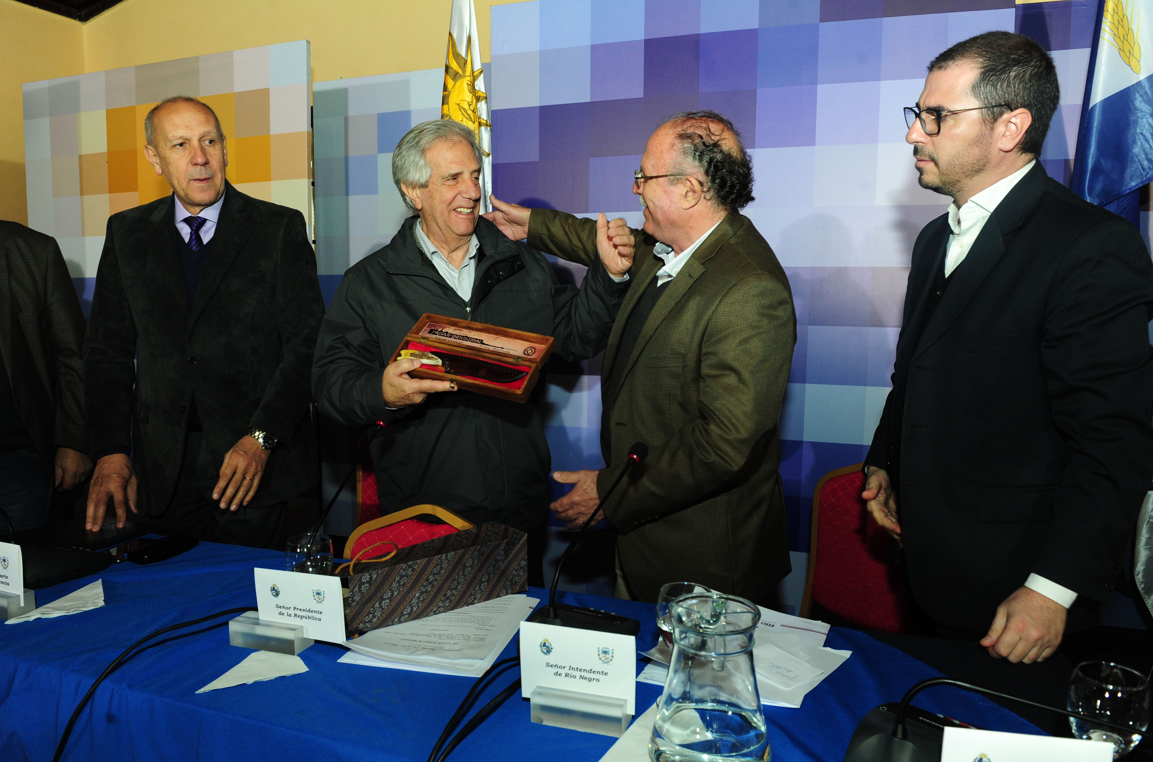 Intendente de Río Negro, Oscar Terzaghi hace entrega de un obsequio al Presidente Vázquez