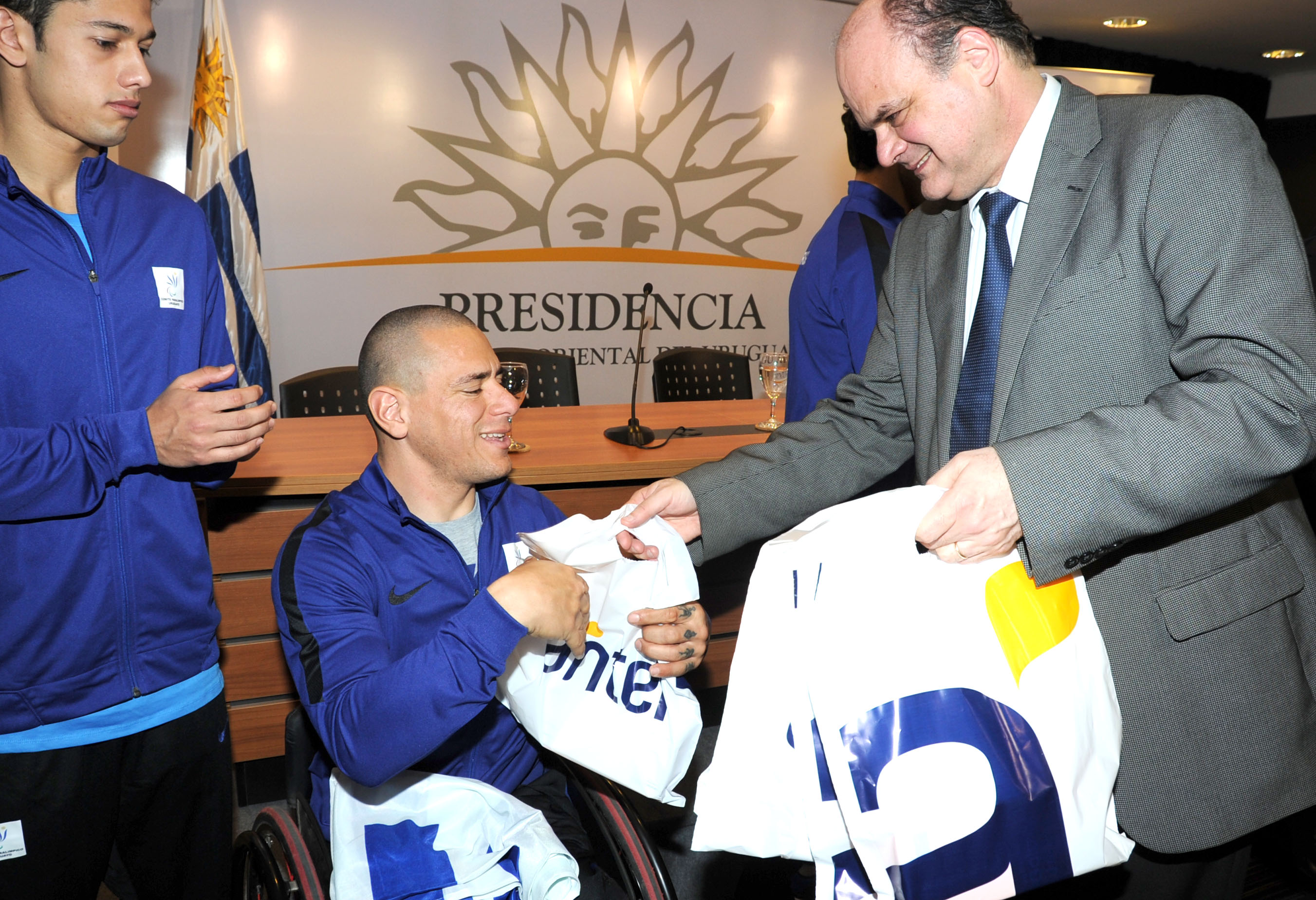 Presidente de ANTEL, Andrés Tolosa hace entrega de obsequios a la delegación