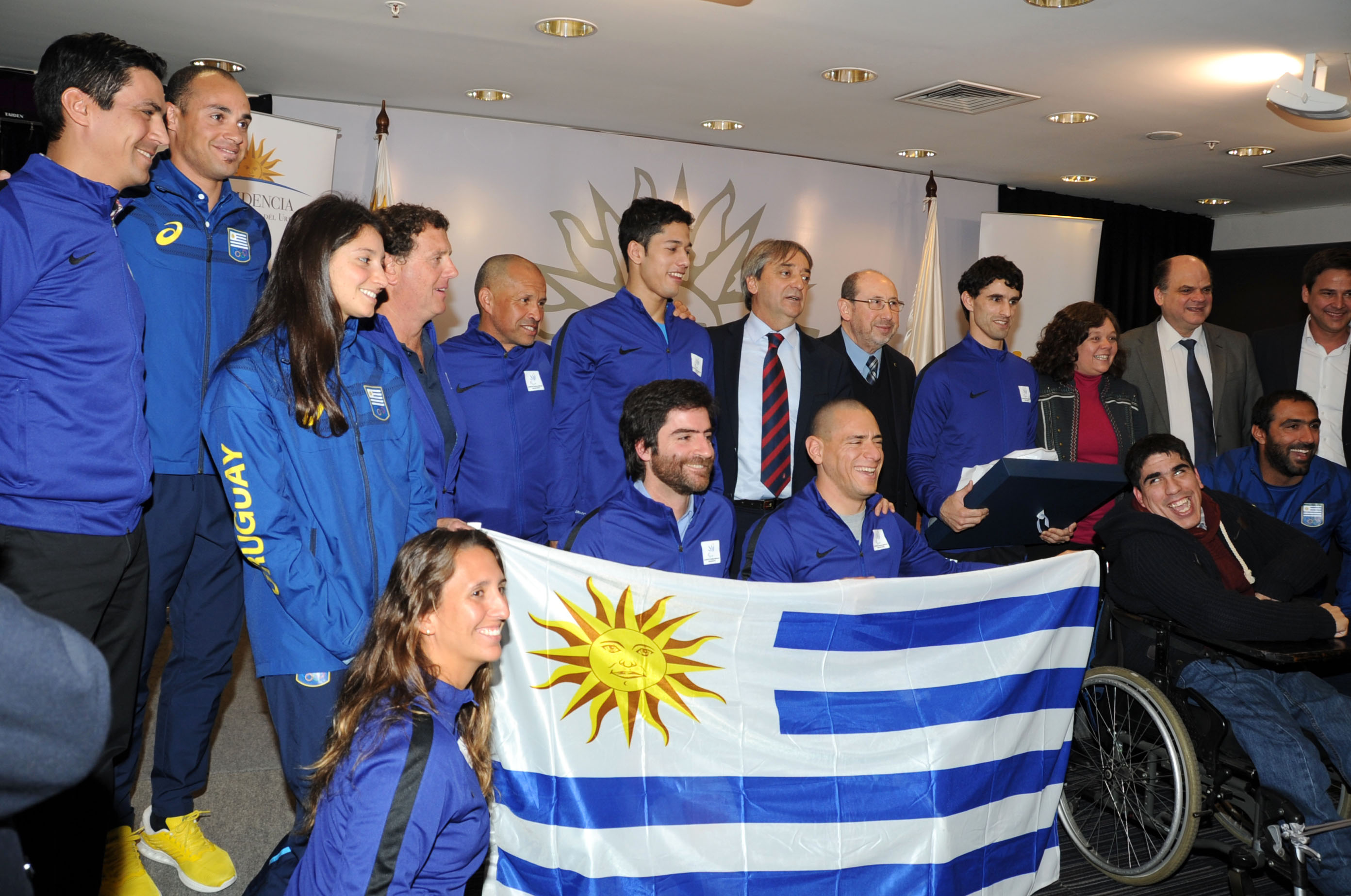 Autoridades y deportistas se fotografían junto al Pabellón Nacional