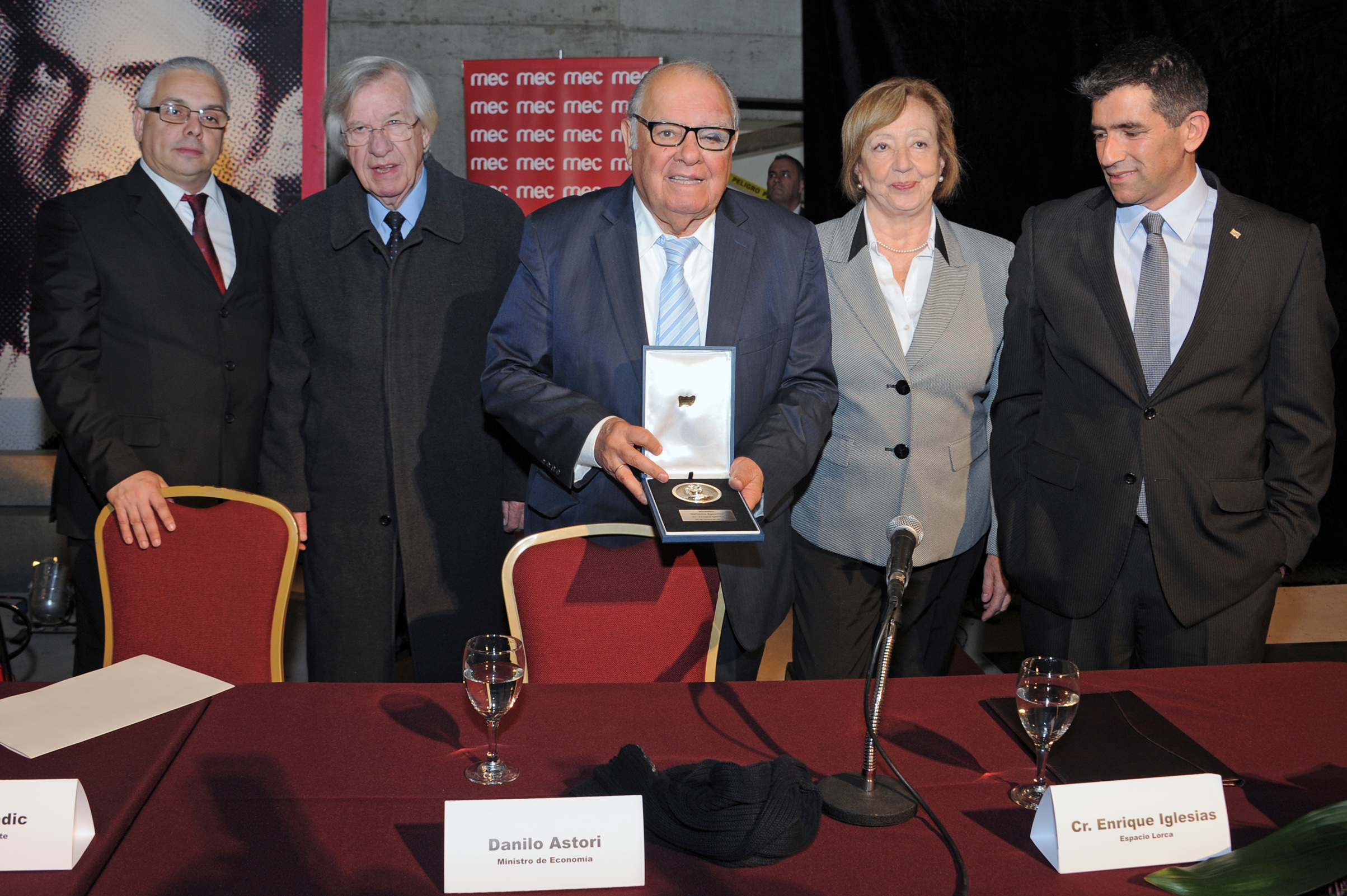 Autoridades junto a Enrique Iglesias, una vez recibida la Medalla Delmira Agustini