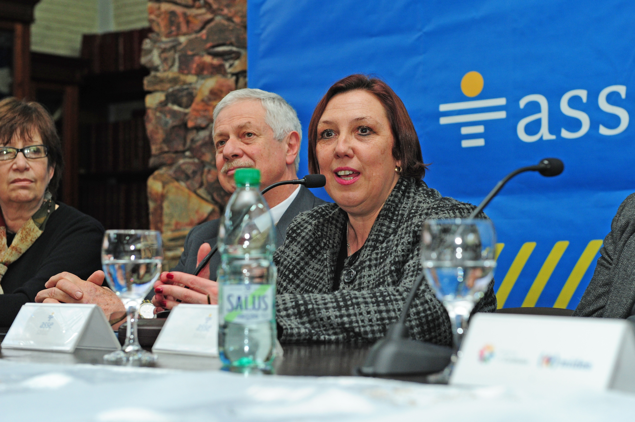 Presidenta del Directorio de la Administración de los Servicios de Salud del Estado, Susana Muñiz, haciendo uso de la palabra