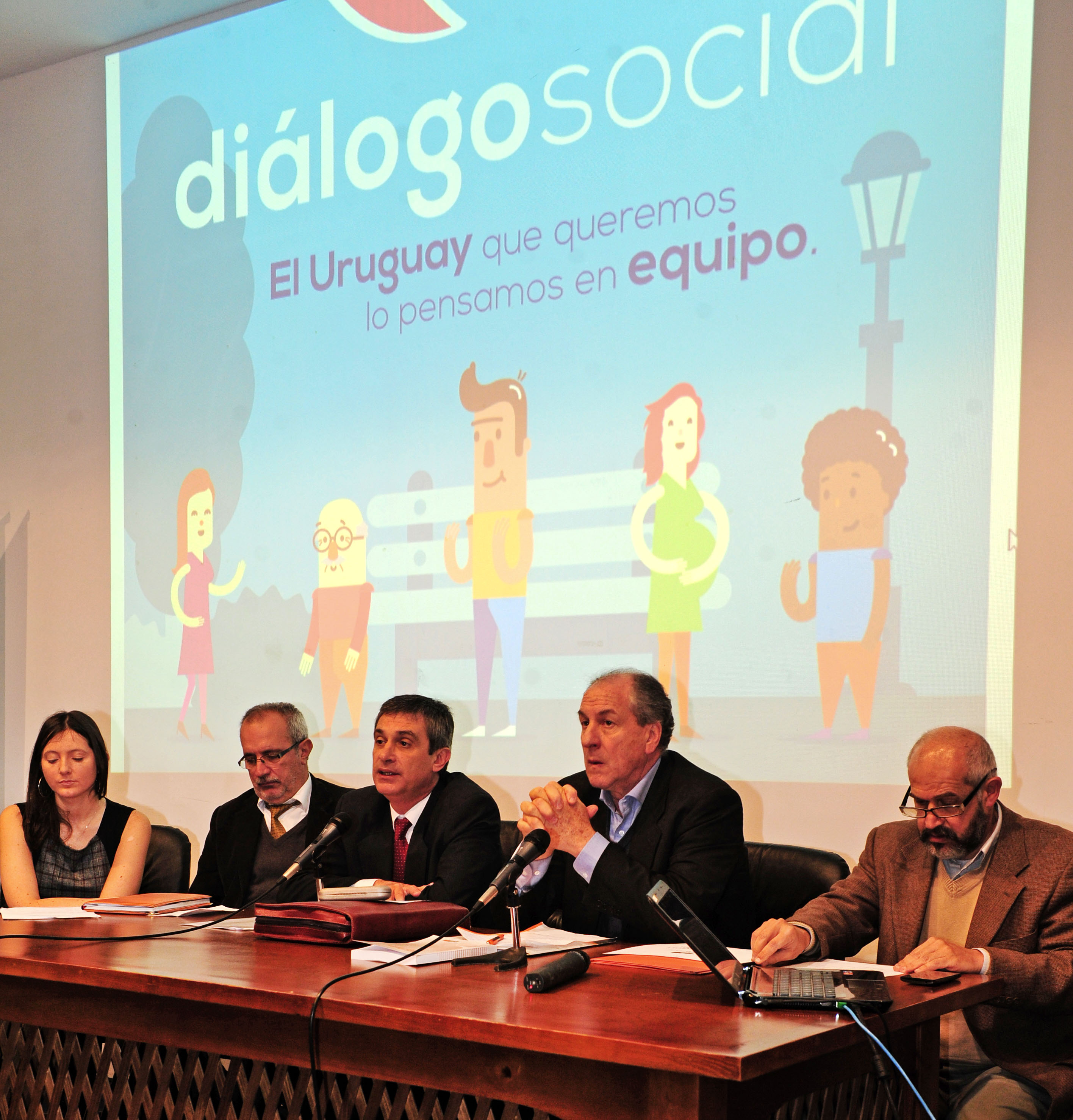 Álvaro García, Ernesto Murro y Marina Arismendi encabezando la Mesa de Diálogo Social N.° 4