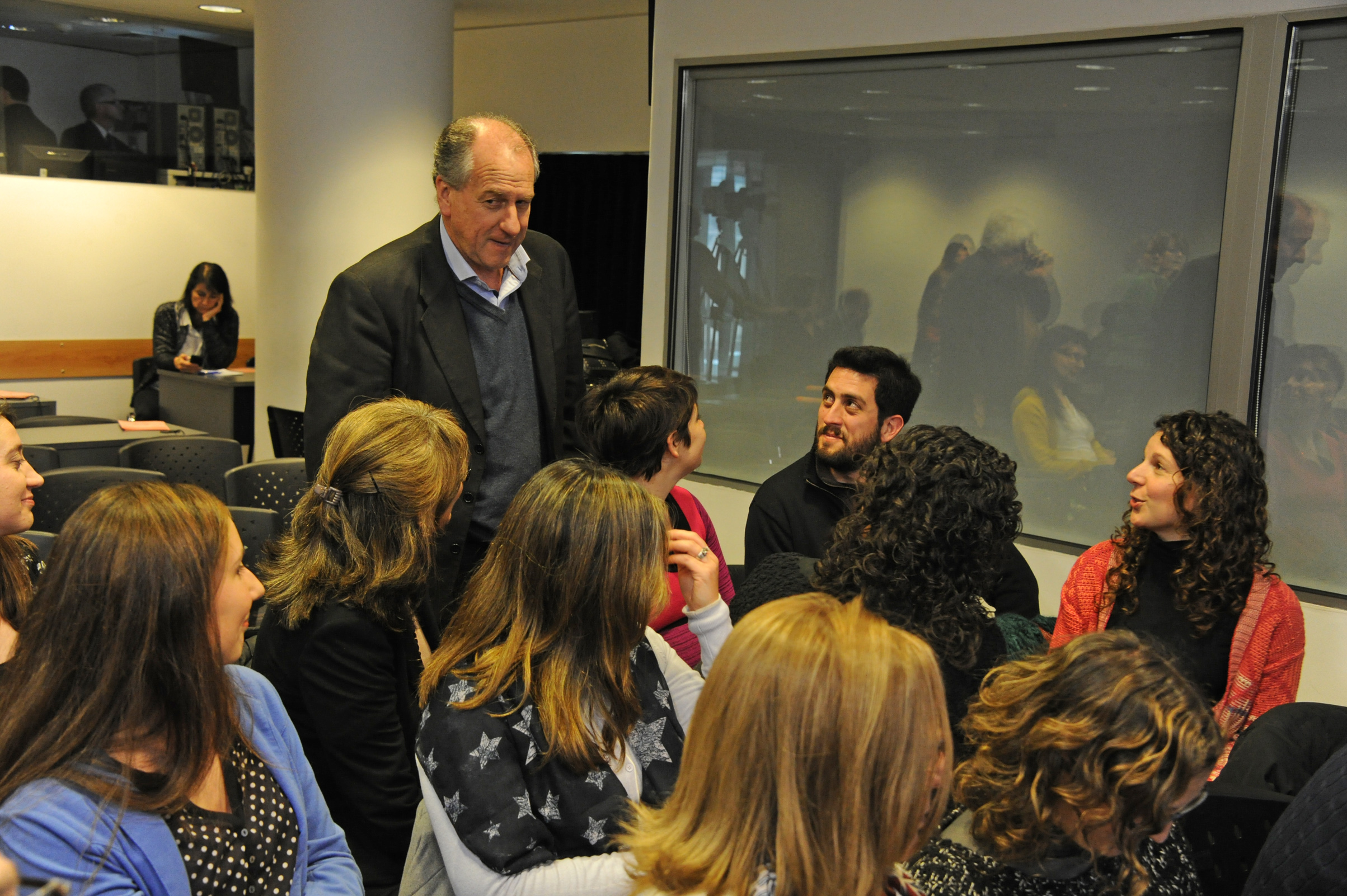 Ministro de Trabajo y Seguridad Social, Ernesto Murro, dialogando con jóvenes participantes del Programa Yo Estudio y Trabajo