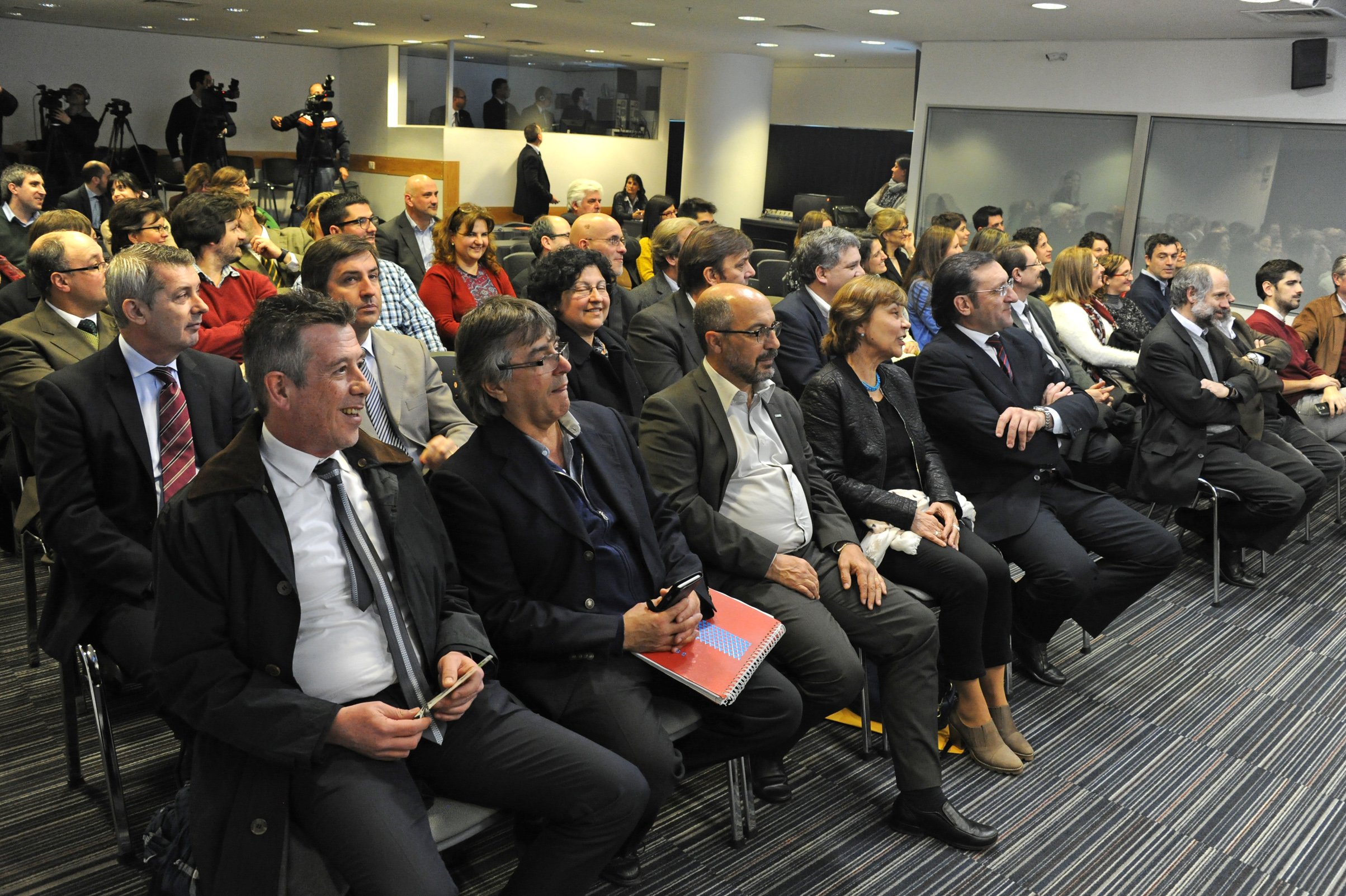 Autoridades y asistentes al lanzamiento