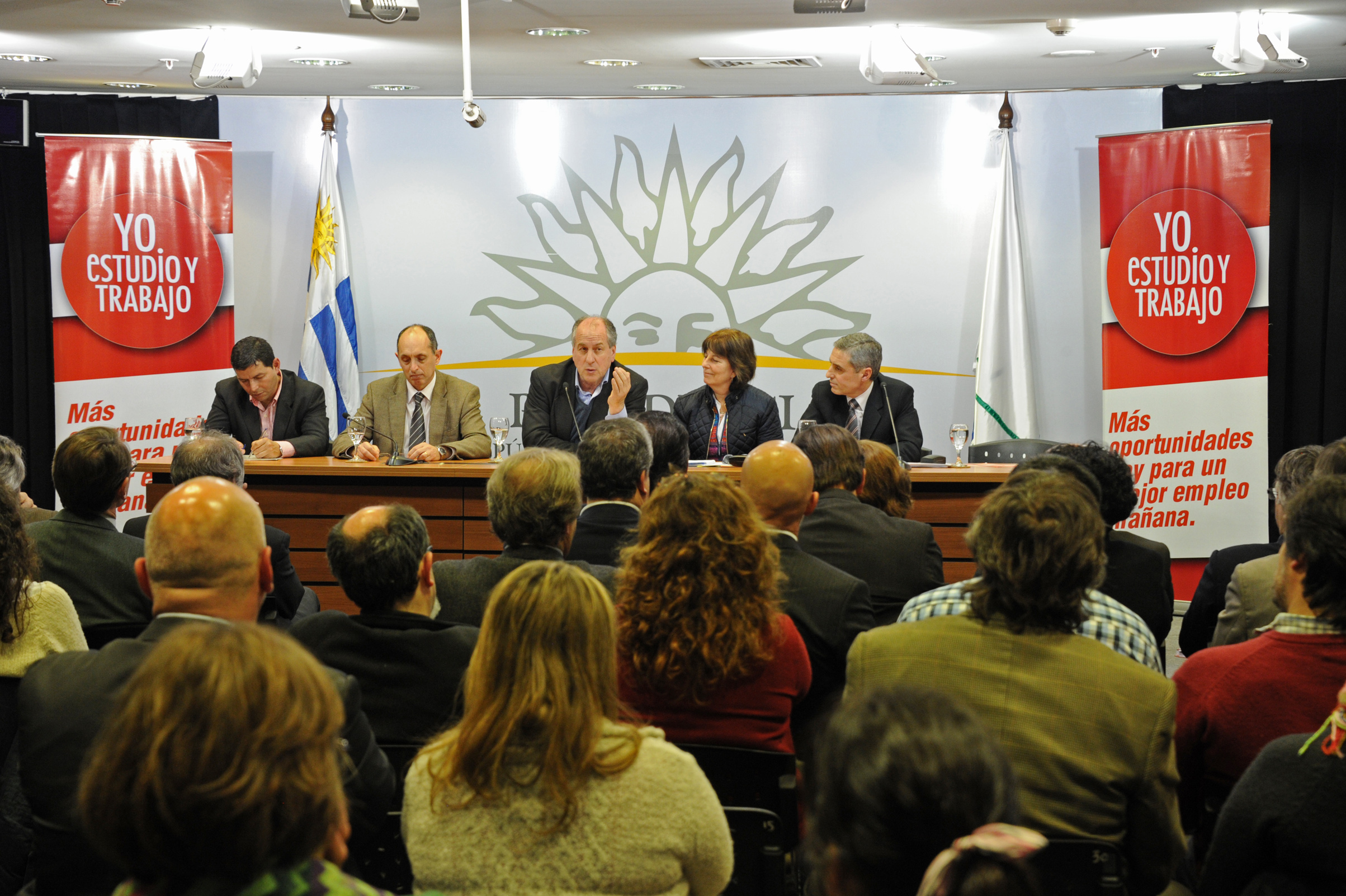 Ministro de Trabajo y Seguridad Social, Ernesto Murro, haciendo uso de la palabra