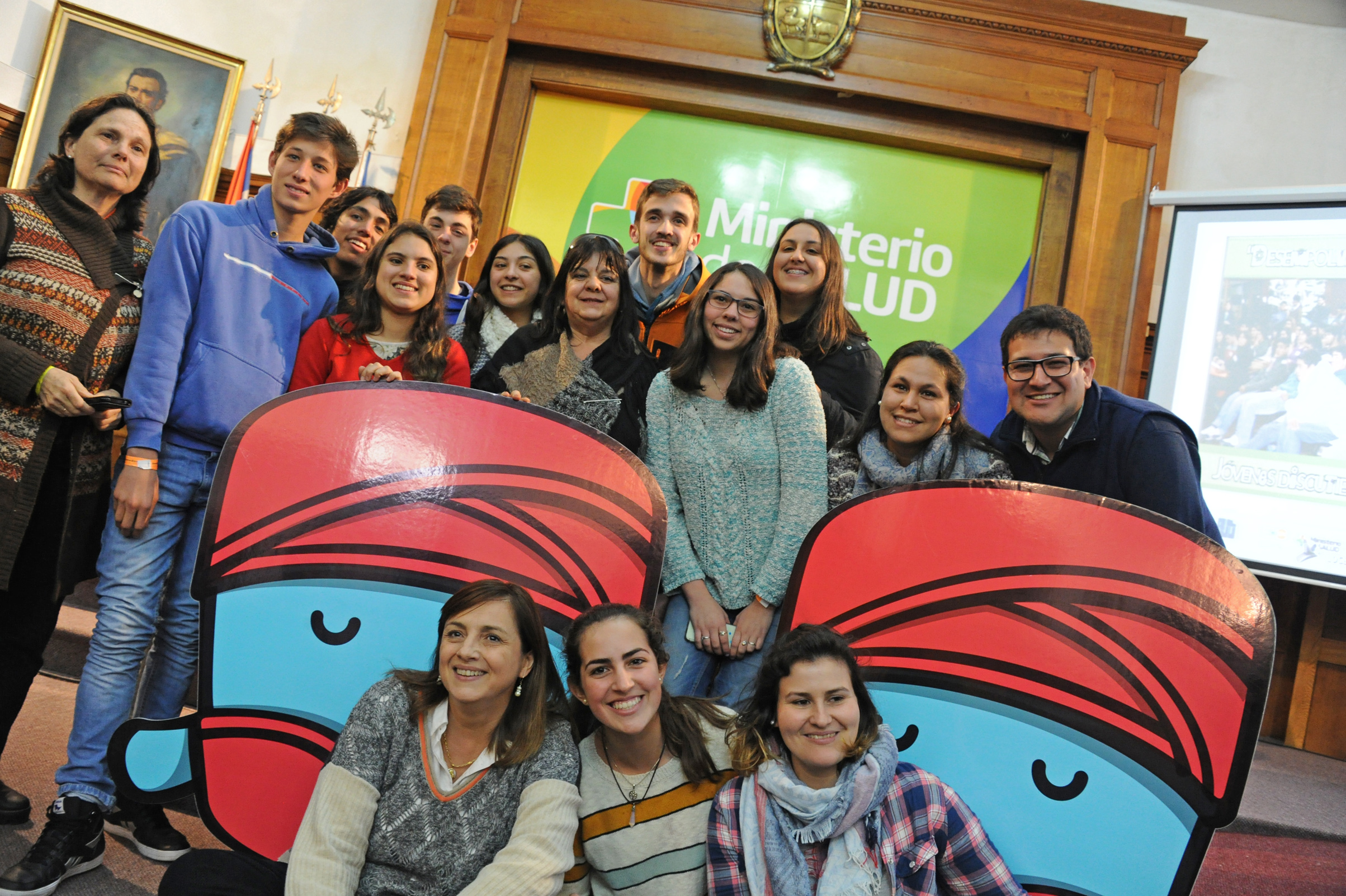 Jóvenes junto a autoridades durante la presentación de la aplicación Gurú del sexo