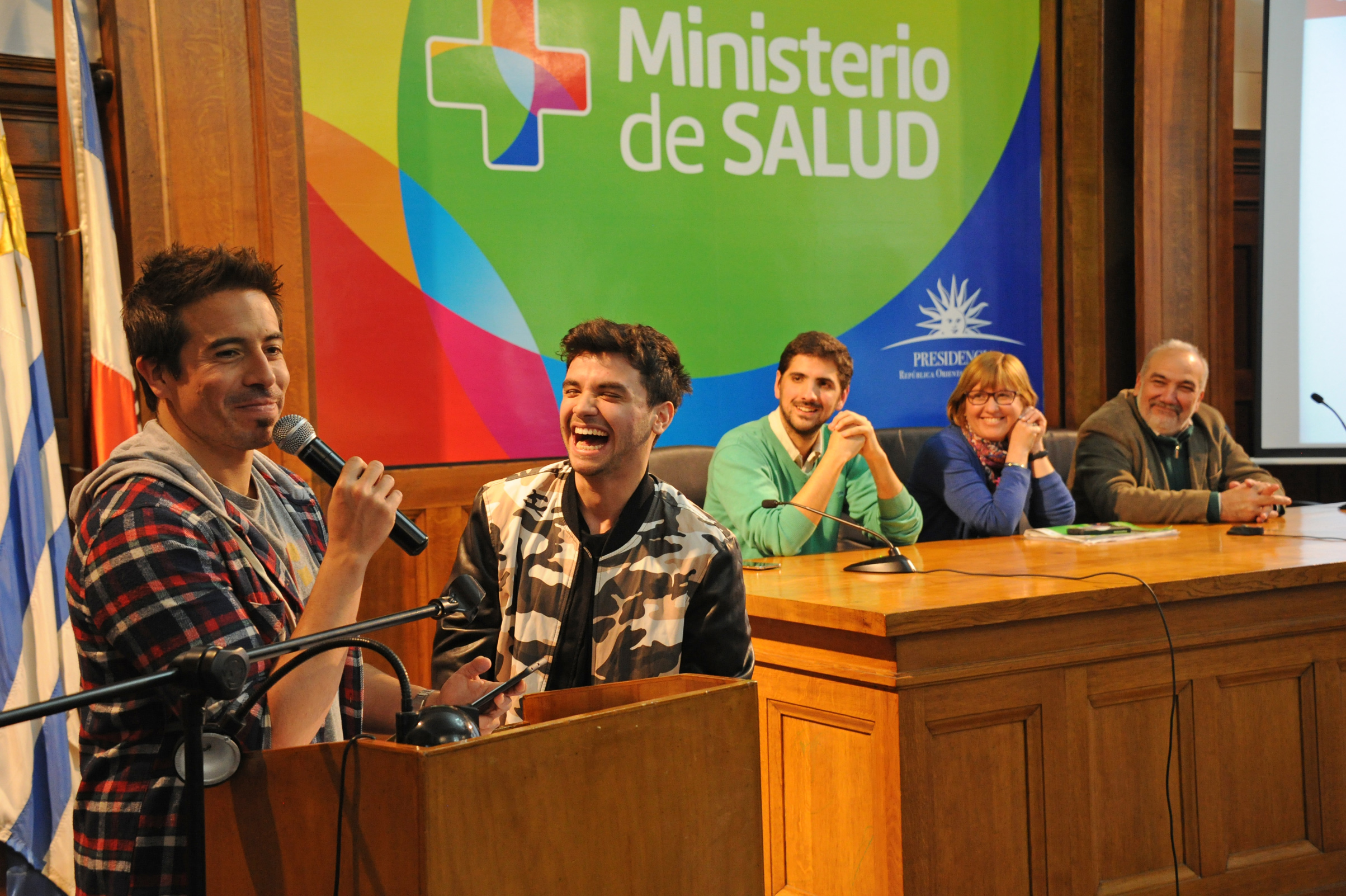 Rafael Cotelo, presentador del evento, junto a Agustín Casanova, cantante del grupo Márama, durante la presentación