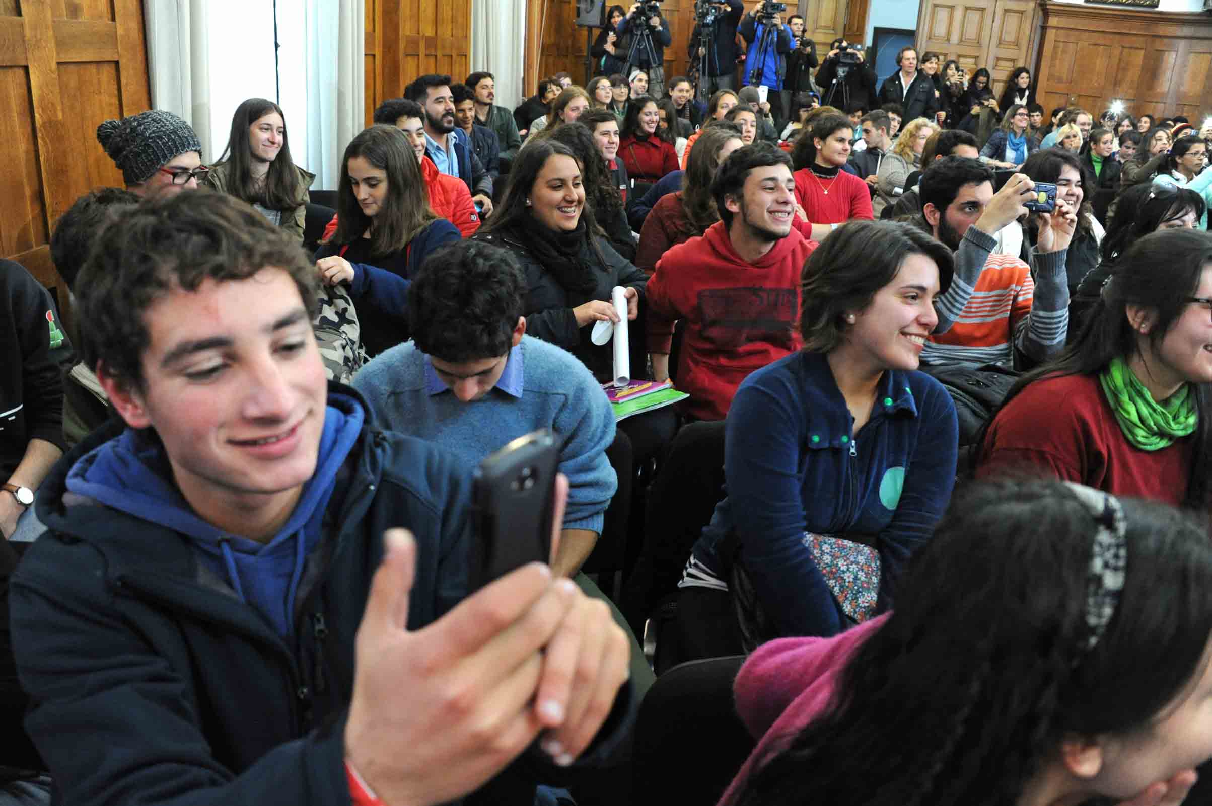 Jóvenes asistentes a la presentación