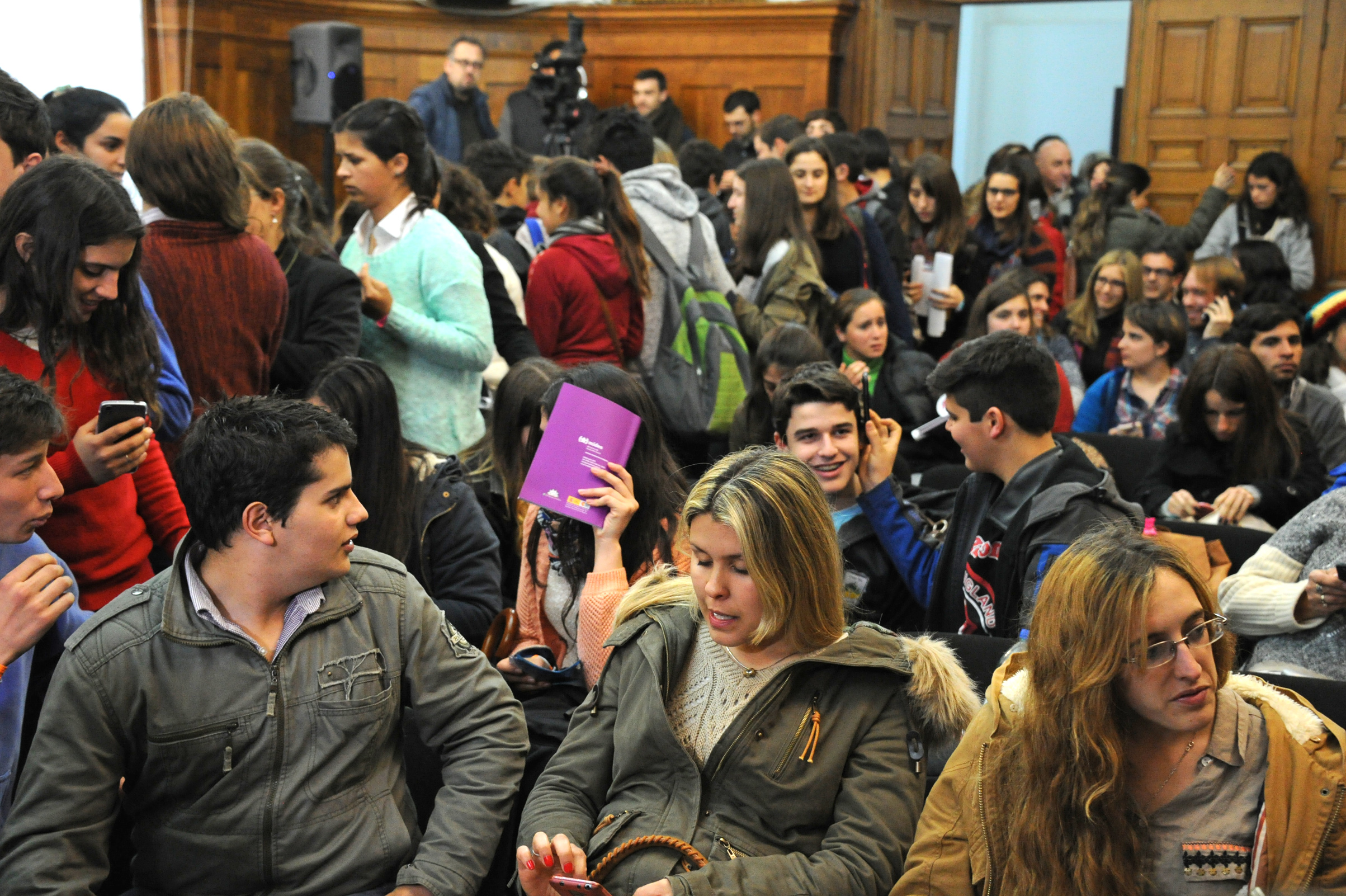 Jóvenes asistentes a la presentación