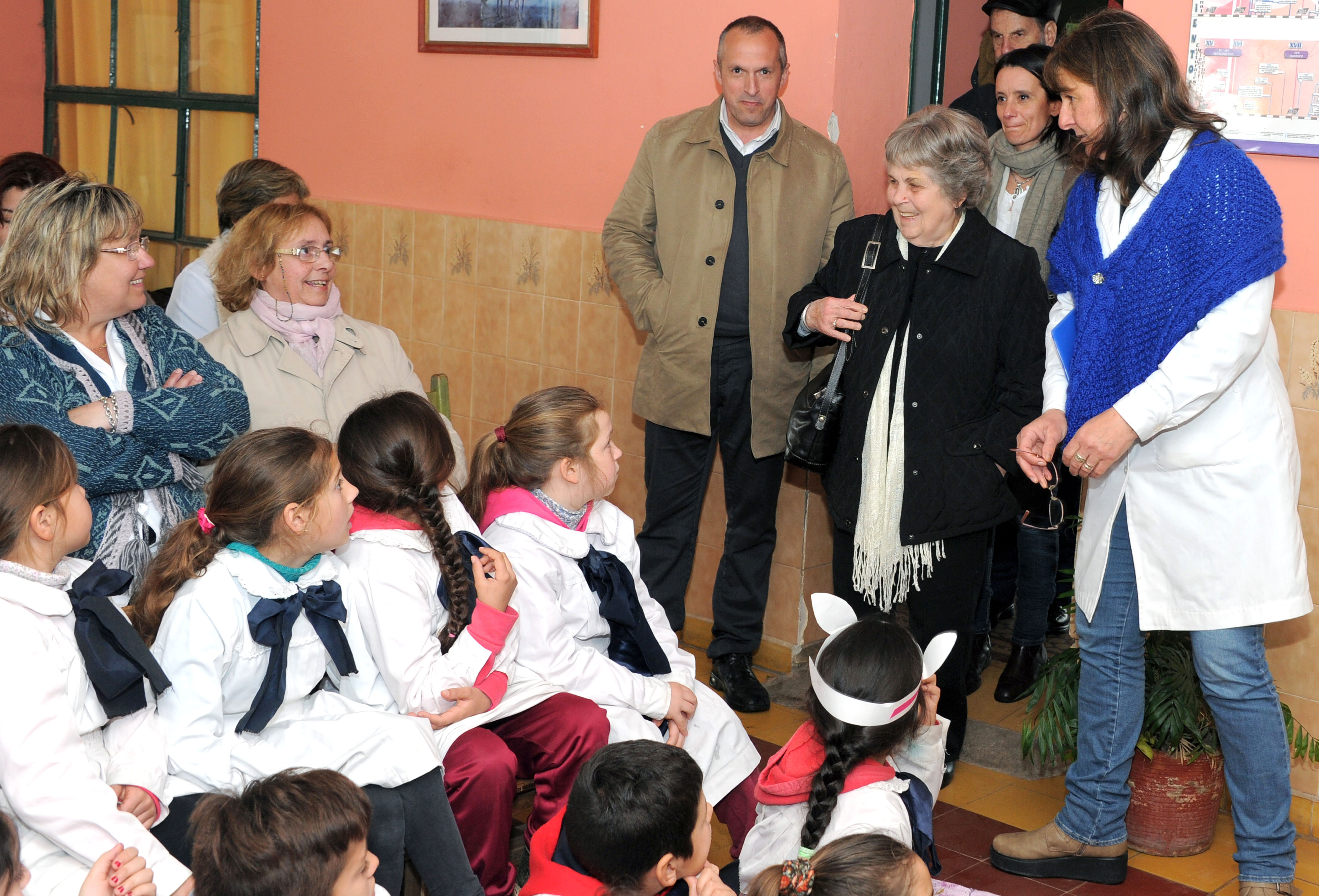 María Auxiliadora Delgado, esposa del Presidente Vázquez, llega a la Escuela 97 de Dolores