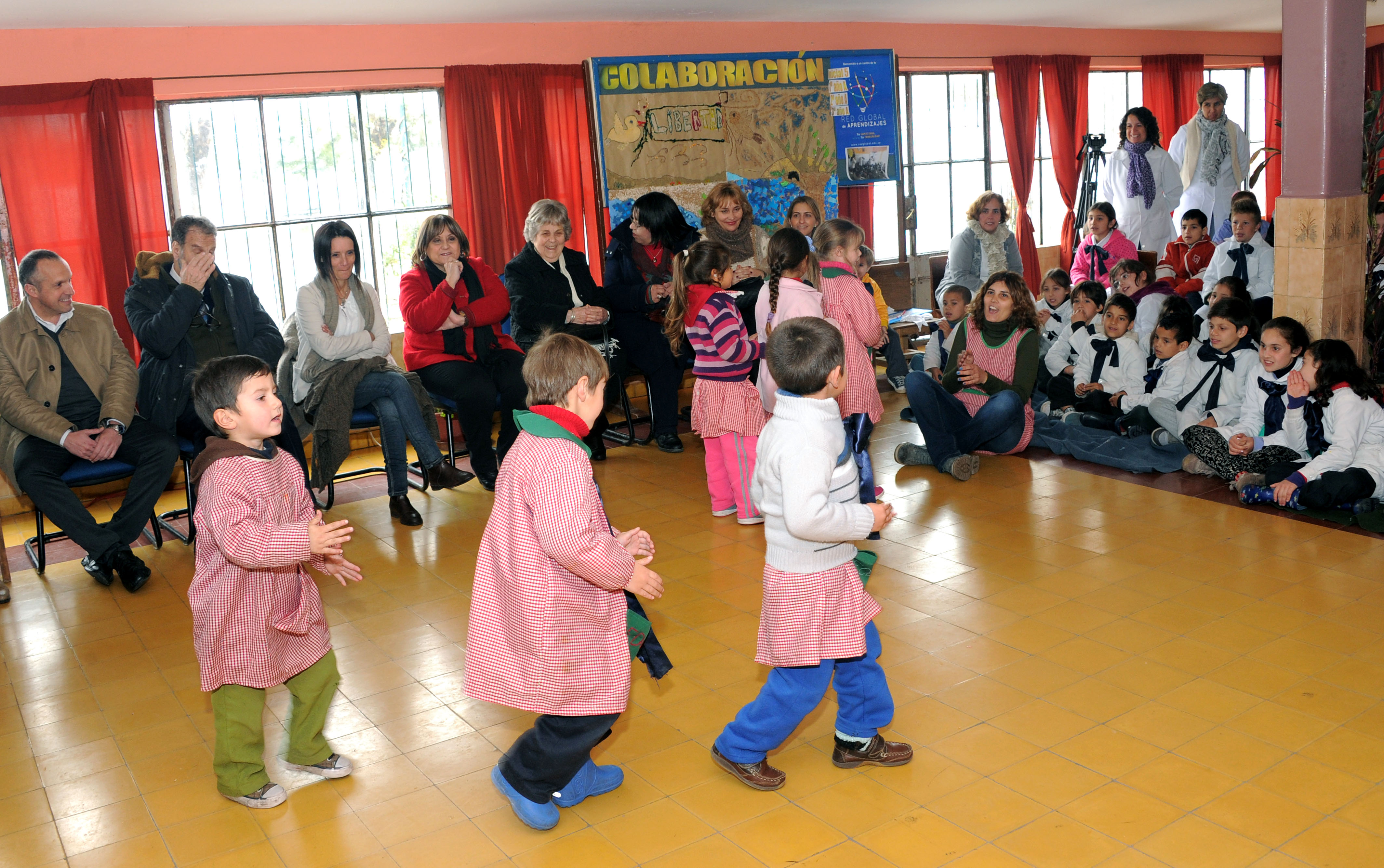 Escolares durante la presentación