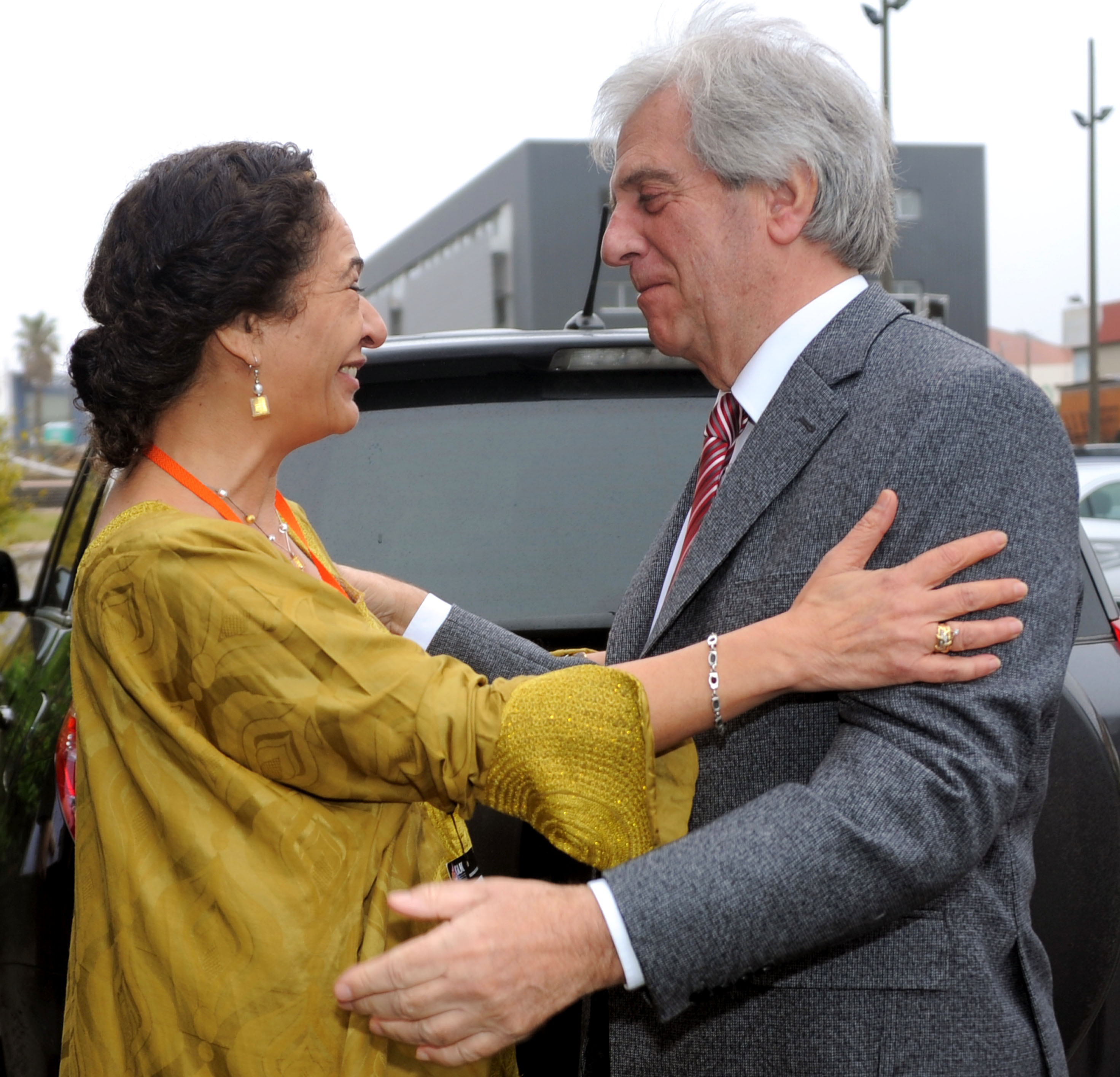 Vázquez es recibido por Lidia Brito, directora de la Oficina Regional de Ciencia para América Latina y el Caribe