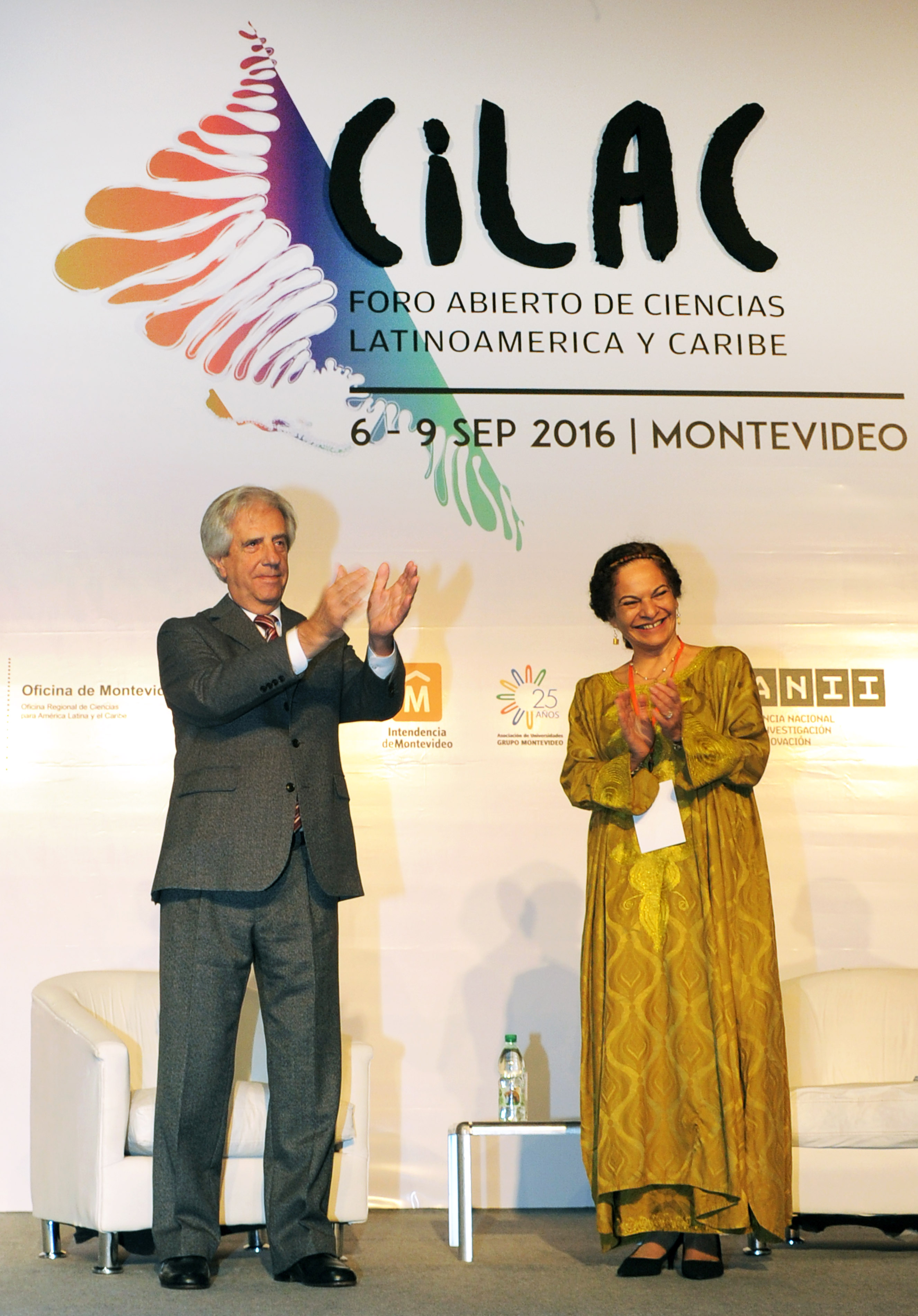 Tabaré Vázquez y Lidia Brito saludan al público presente