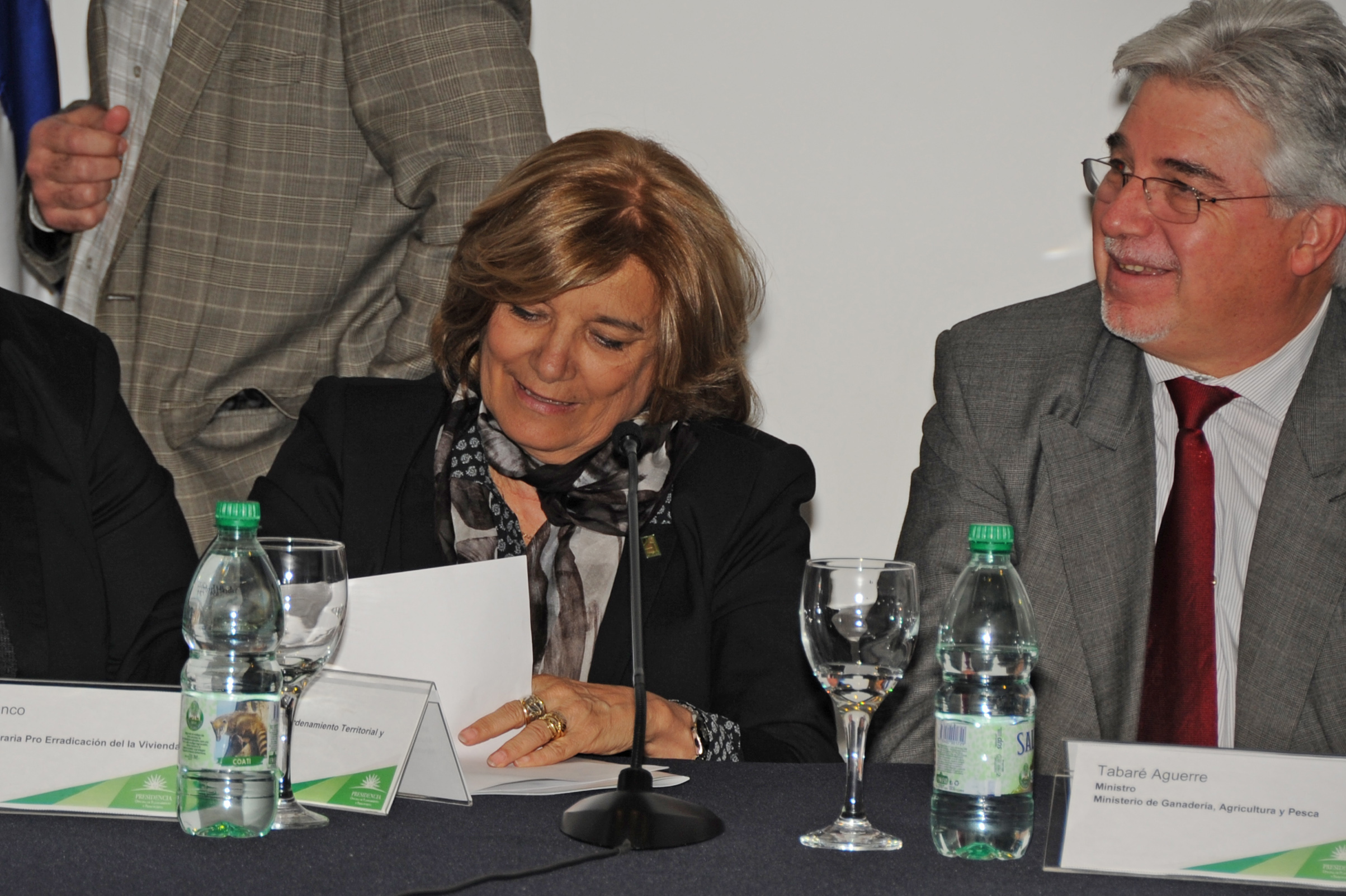 Ministra de Vivienda, Ordenamiento Territorial y Medio Ambiente, Eneida de León, firmando el convenio
