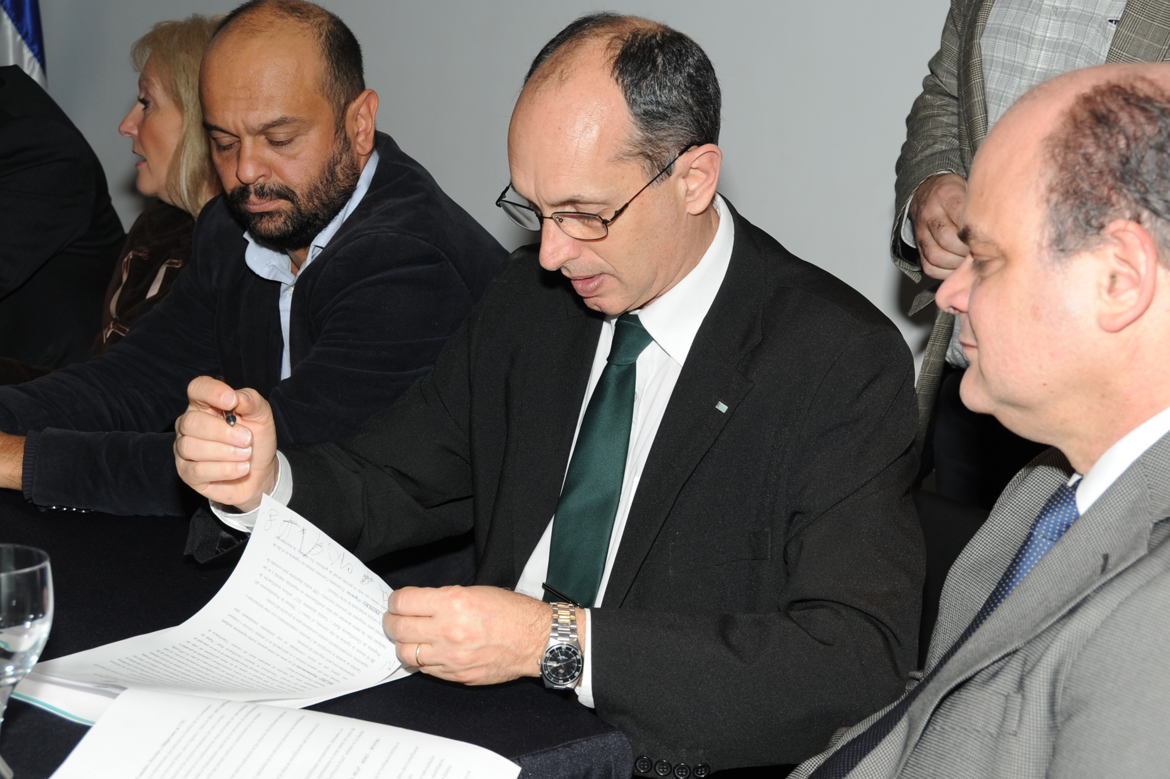 Presidente de UTE, Gonzalo Casaravilla, durante la firma del convenio