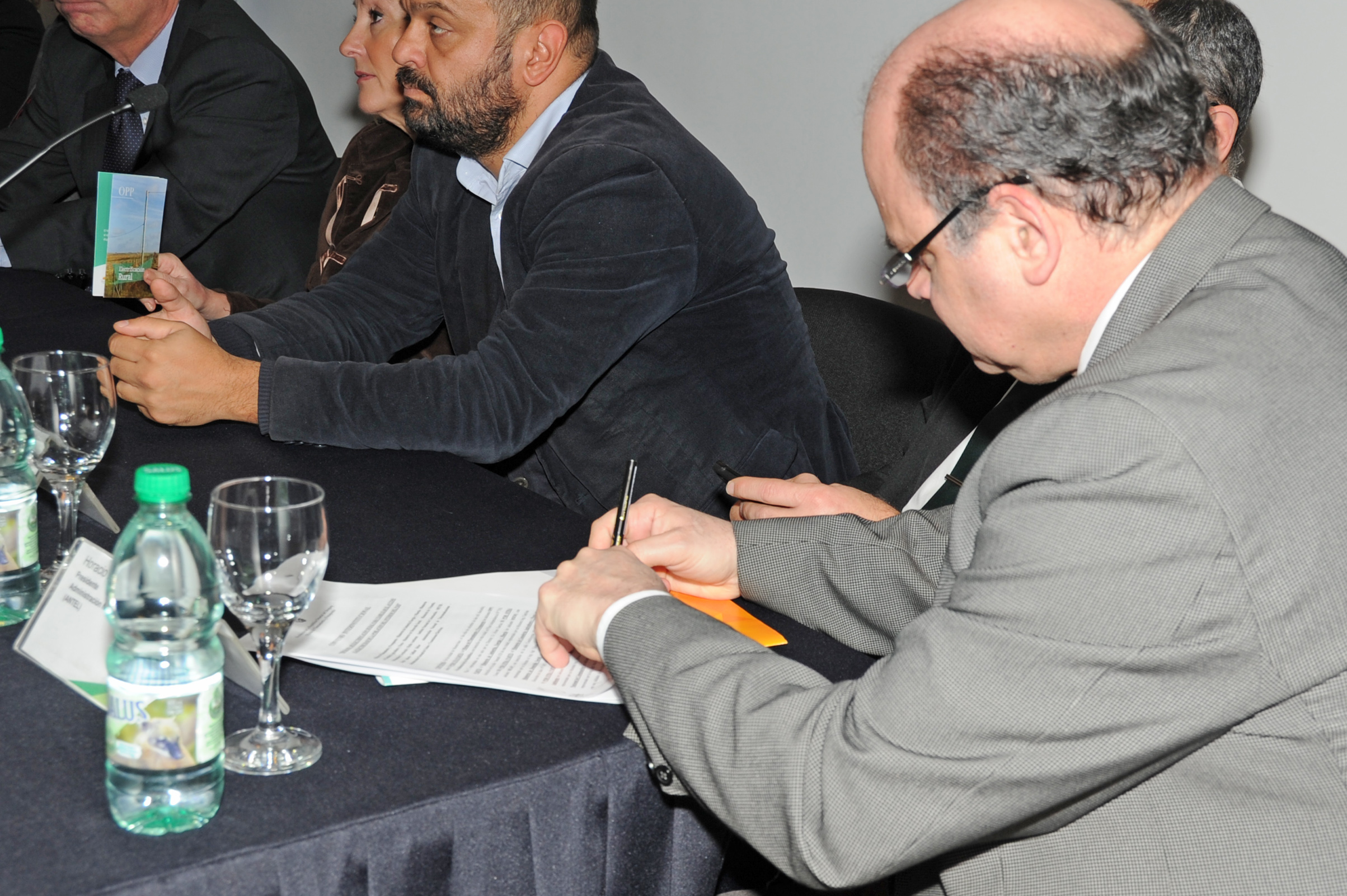 Presidente de Antel, Andrés Tolosa, firmando el convenio