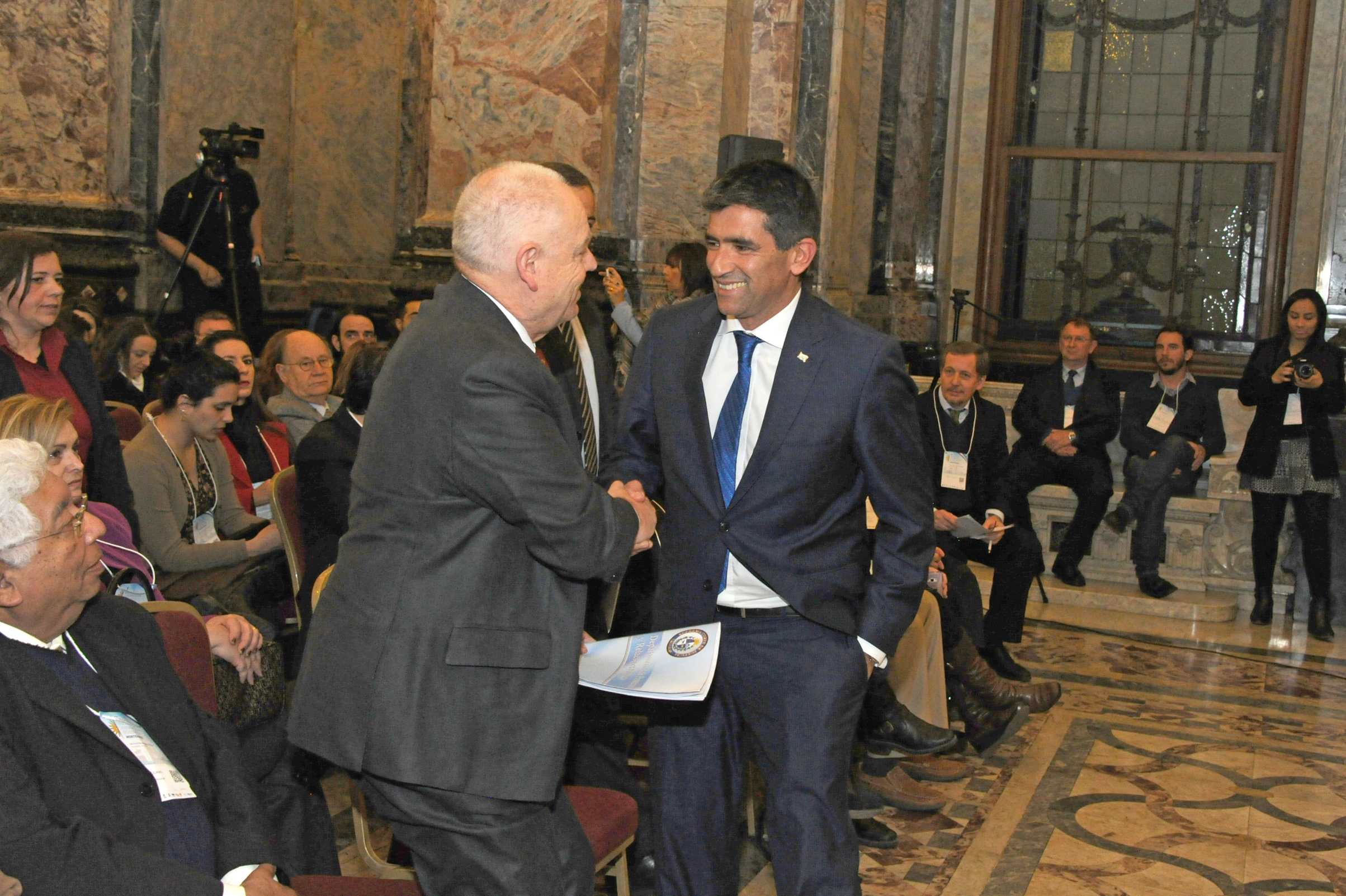 Vicepresidente de la República, Raúl Sendic, saluda al presidente de la Suprema Corte de Justicia, Ricardo Pérez Manrique