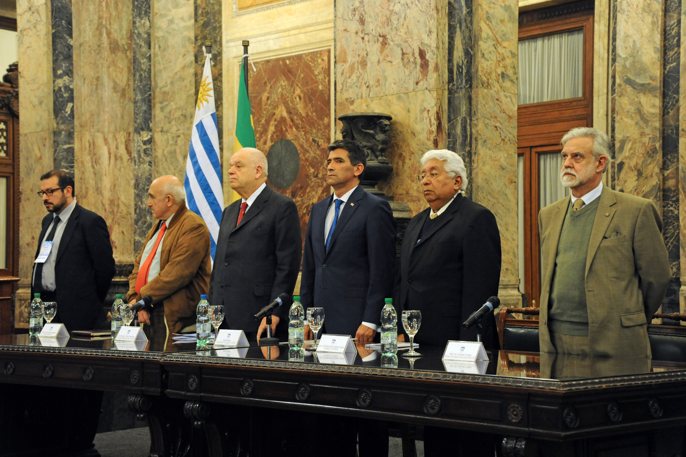 Mesa de autoridades al inicio de la apertura