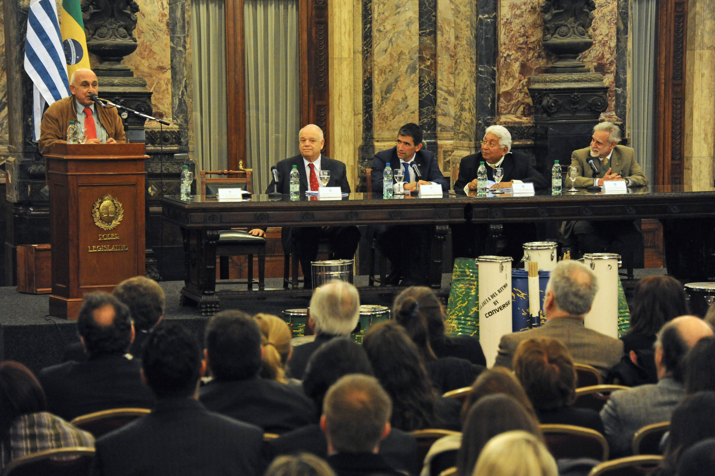 Rector de la Universidad de la República, Roberto Markarián, dirigiéndose a los presentes